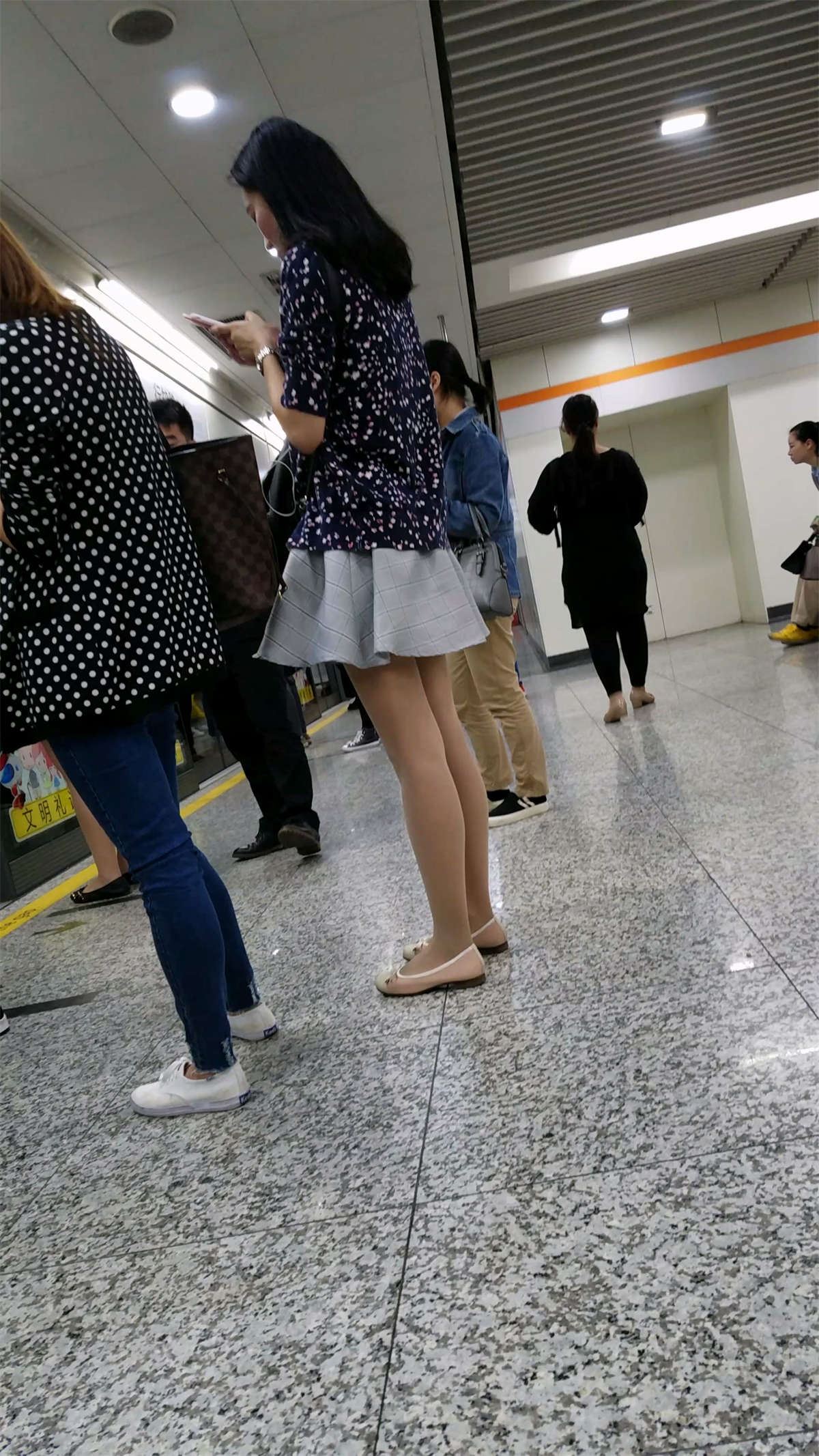 地铁站等车的肉色丝袜高挑身材连衣短裙美女