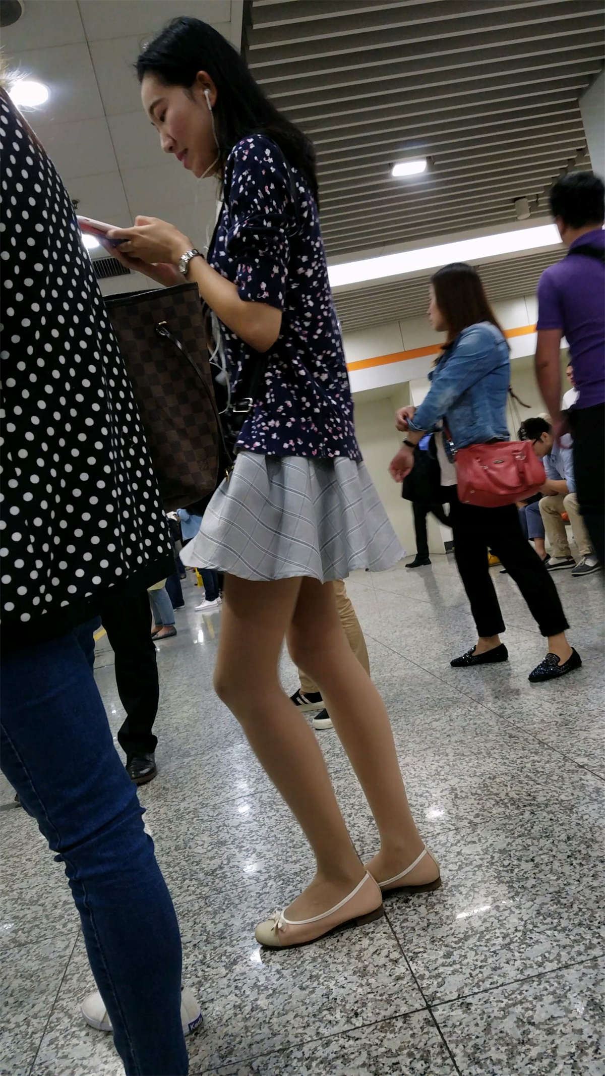地铁站等车的肉色丝袜高挑身材连衣短裙美女
