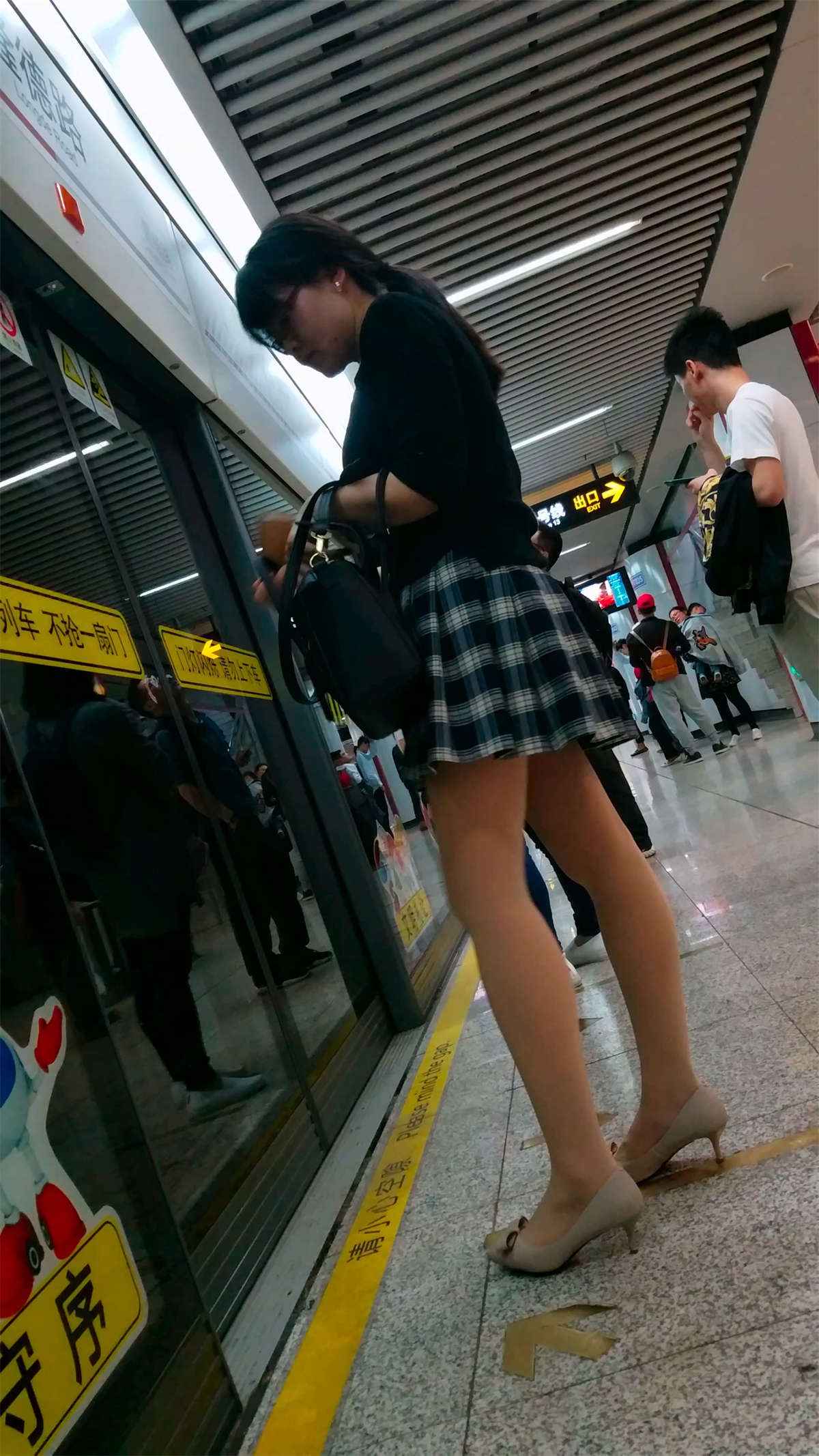 等地铁的靓女