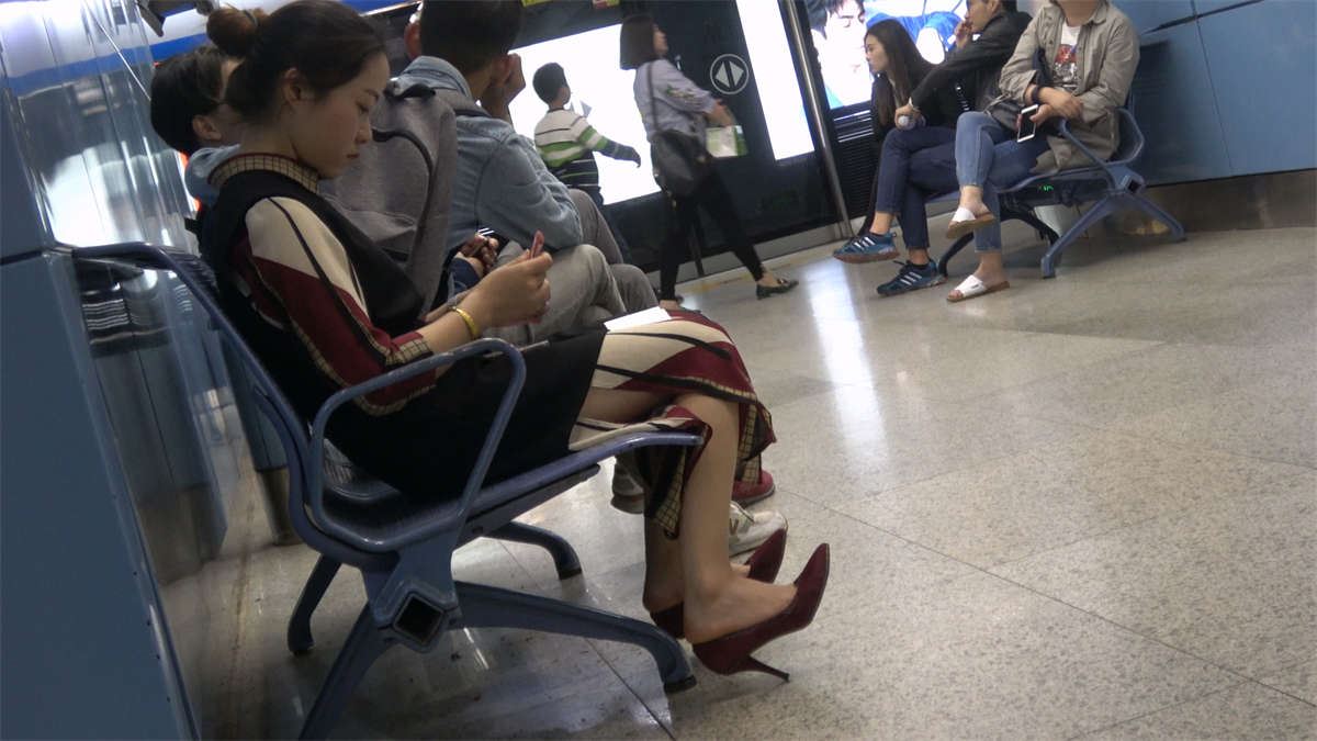 高跟鞋美女在玩手机