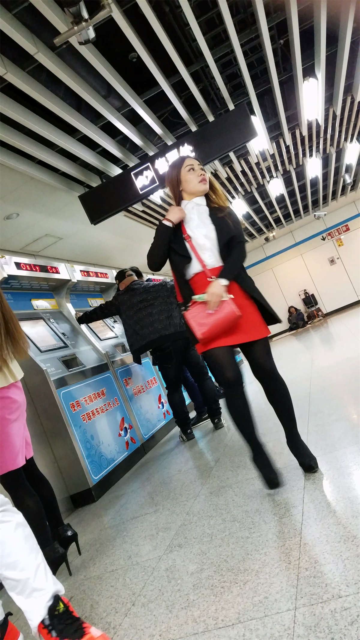 跟拍一对靓丽的金色长发美女黑色丝袜性感美腿1