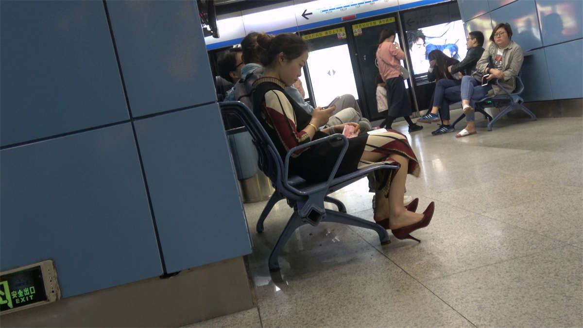 高跟鞋美女在玩手机