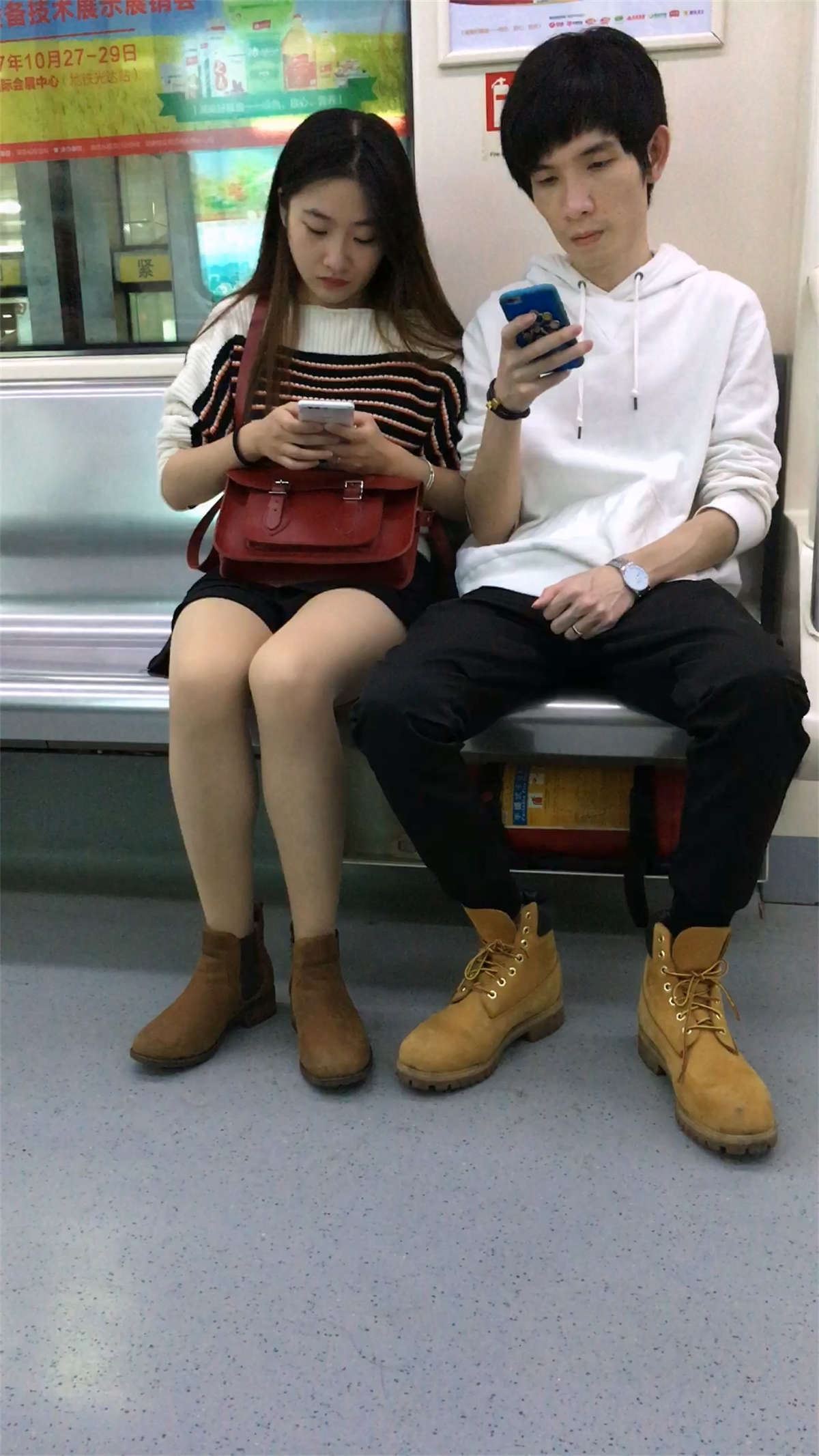 和男友一起做地铁回家的女神美女