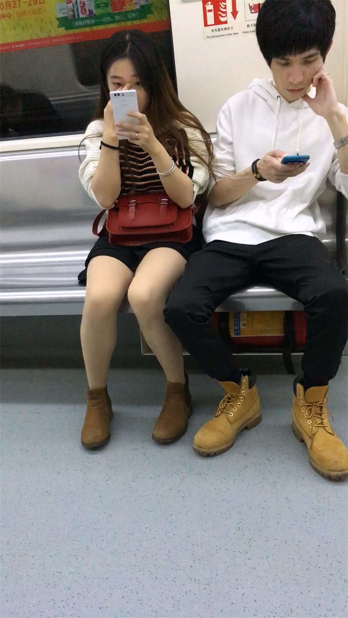 和男友一起做地铁回家的女神美女