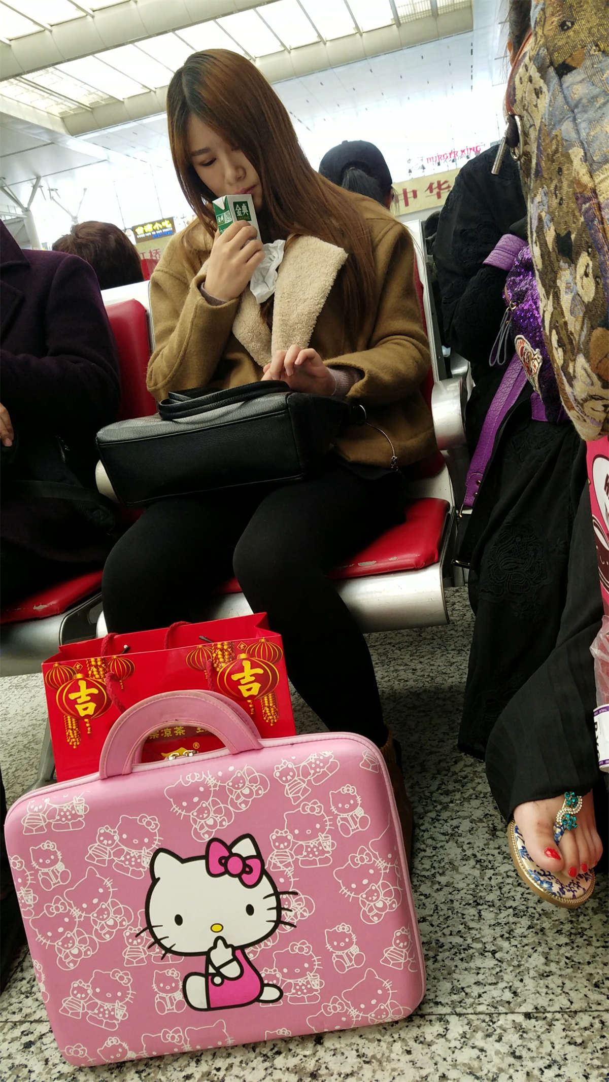 喝牛奶的黑色打底丝袜金发长发少妇