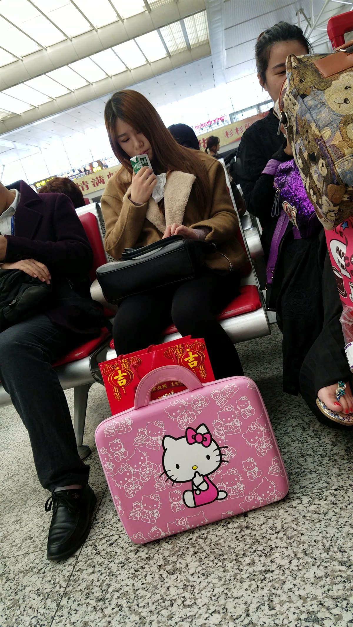 喝牛奶的黑色打底丝袜金发长发少妇