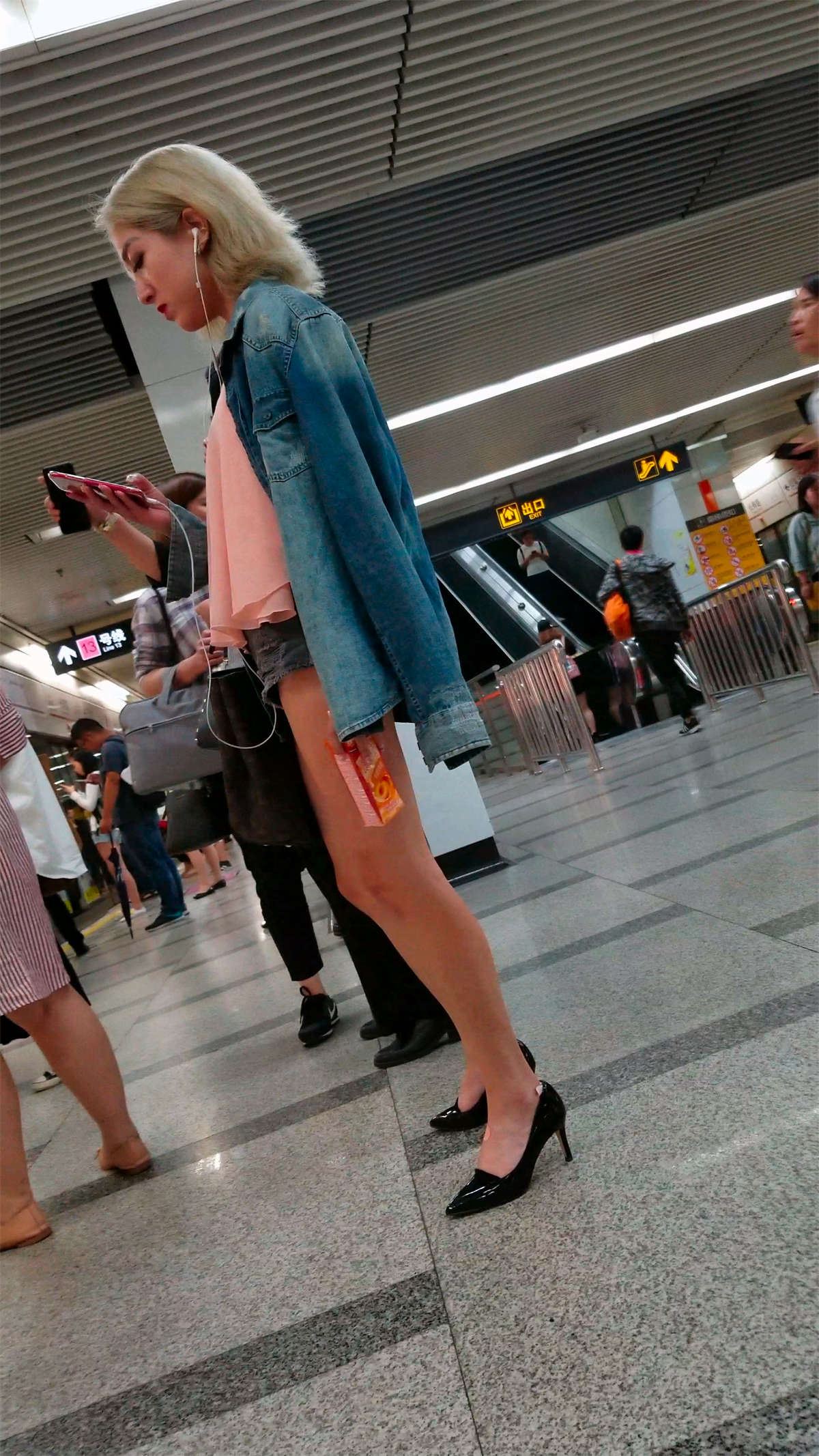 酷酷的高颜值美眉