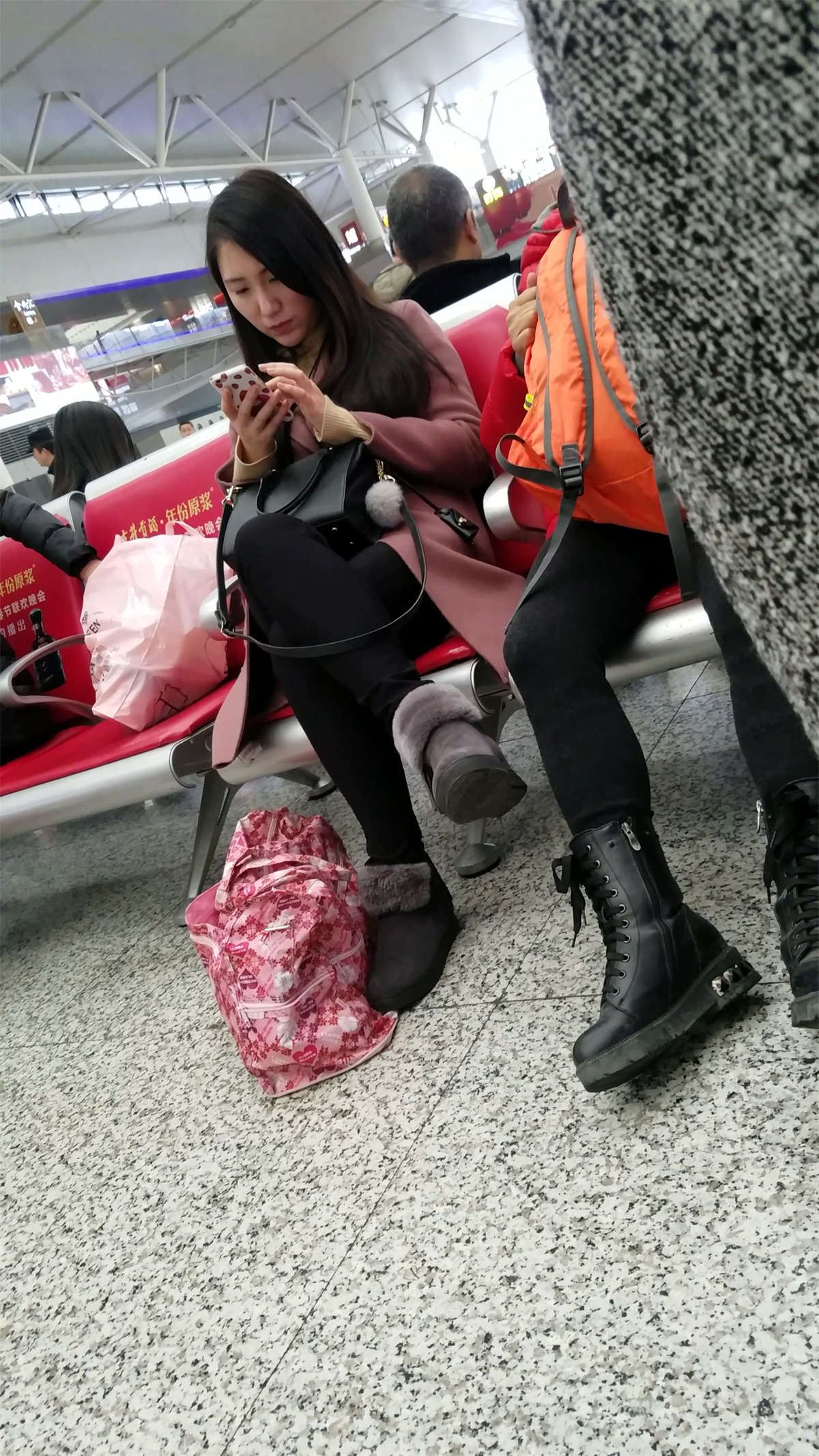 车站候车的黑色紧身裤长发漂亮美少妇