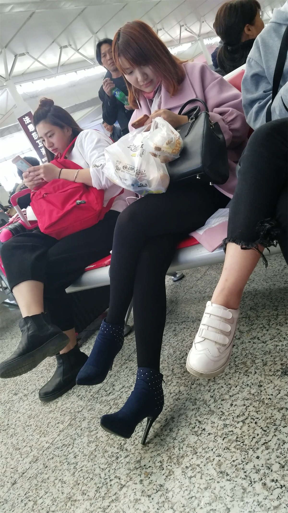 候车的蓝色高跟黑色丝袜美腿漂亮美少妇
