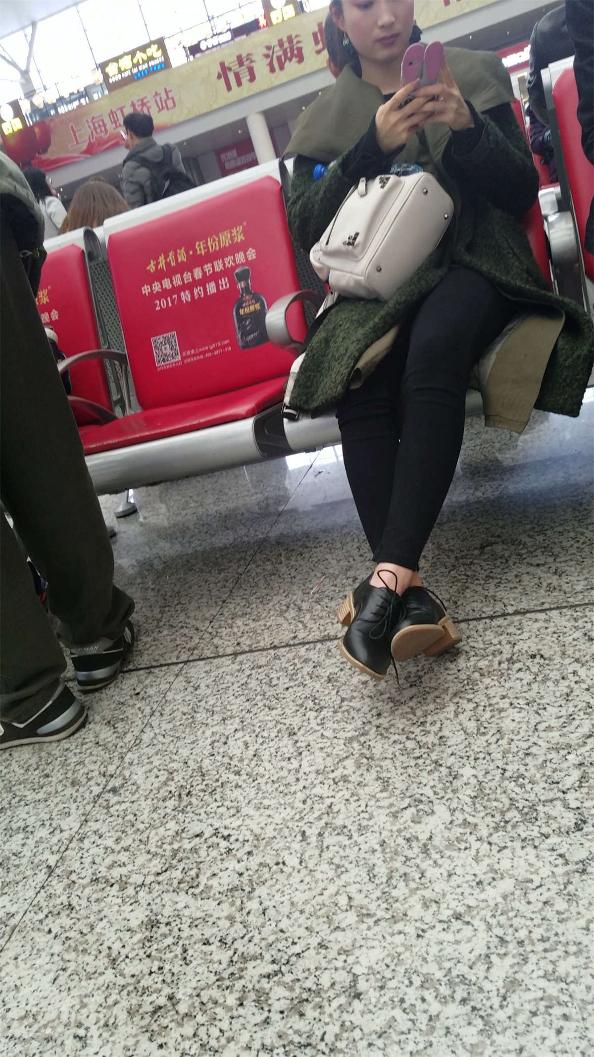 火车站拍摄黑色紧身裤长腿漂亮美少妇