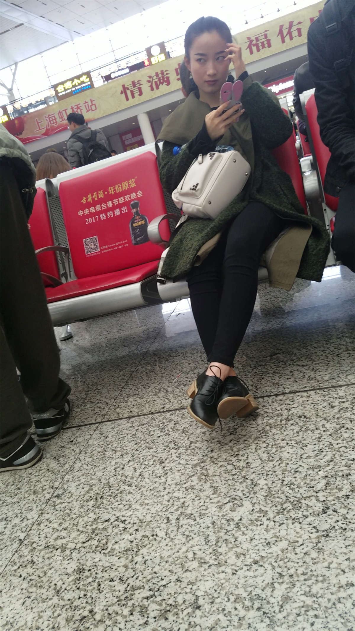 火车站拍摄黑色紧身裤长腿漂亮美少妇