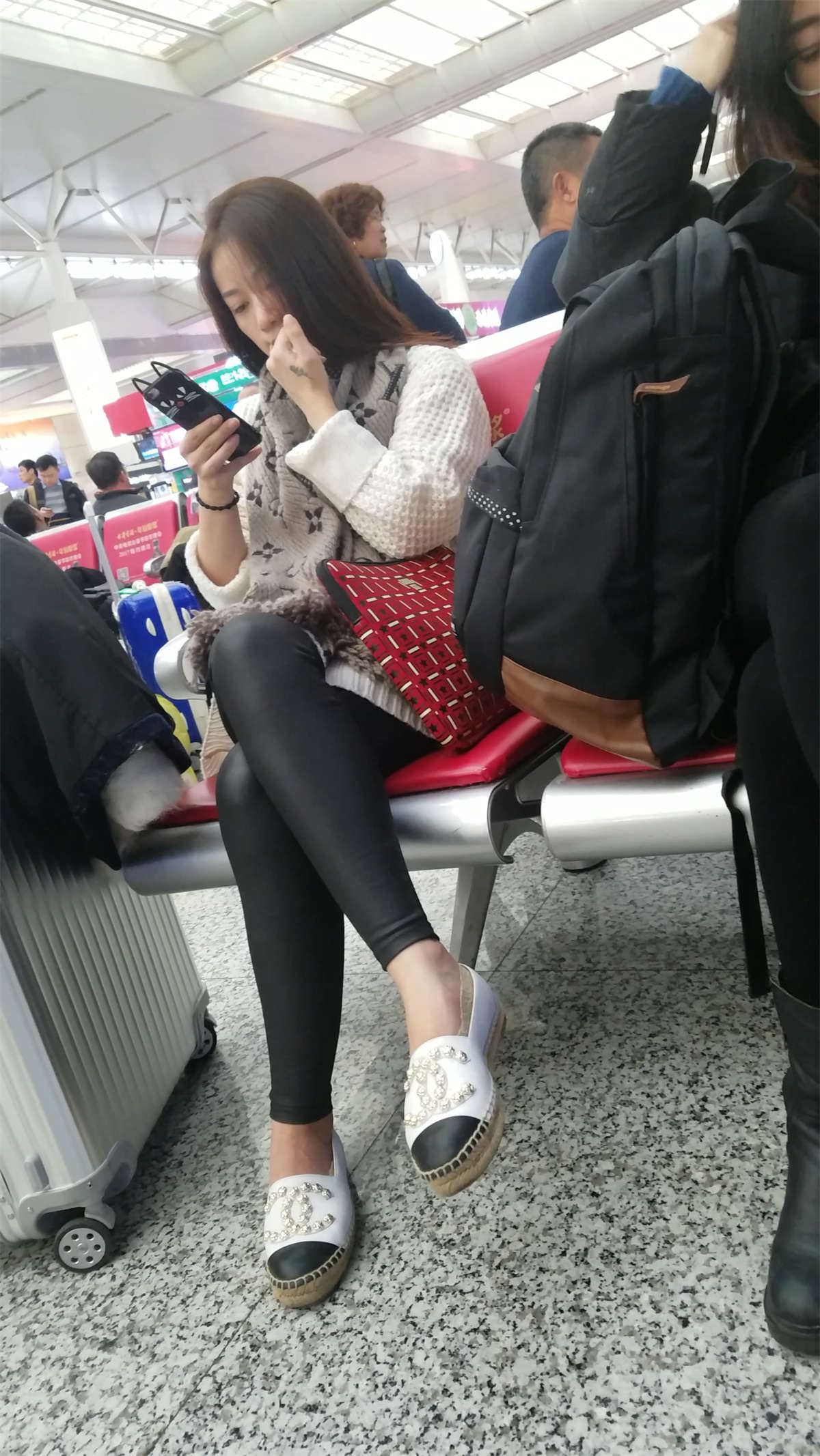 黑色紧身皮裤长发漂亮美女