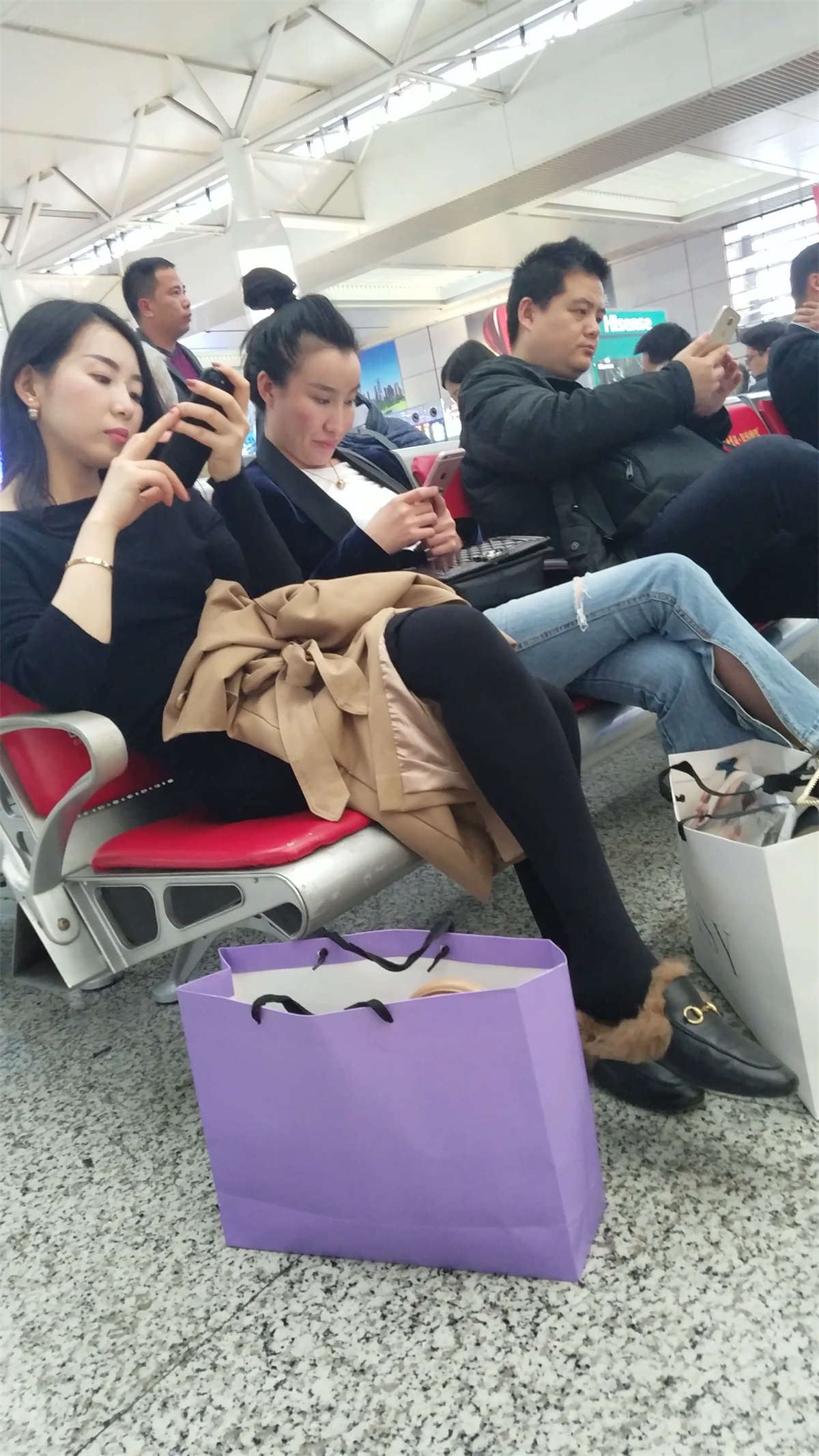 火车站候车的黑色毛衣连衣裙丝袜修长美腿美女