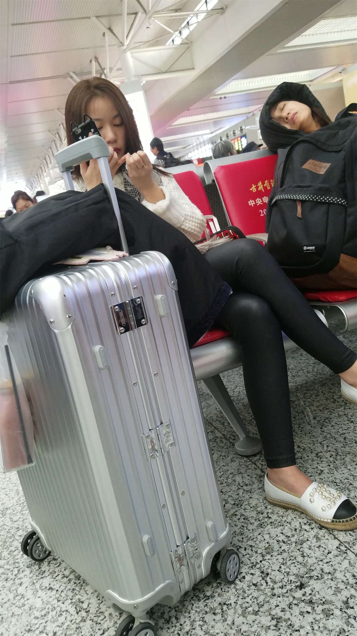 黑色紧身皮裤长发漂亮美女