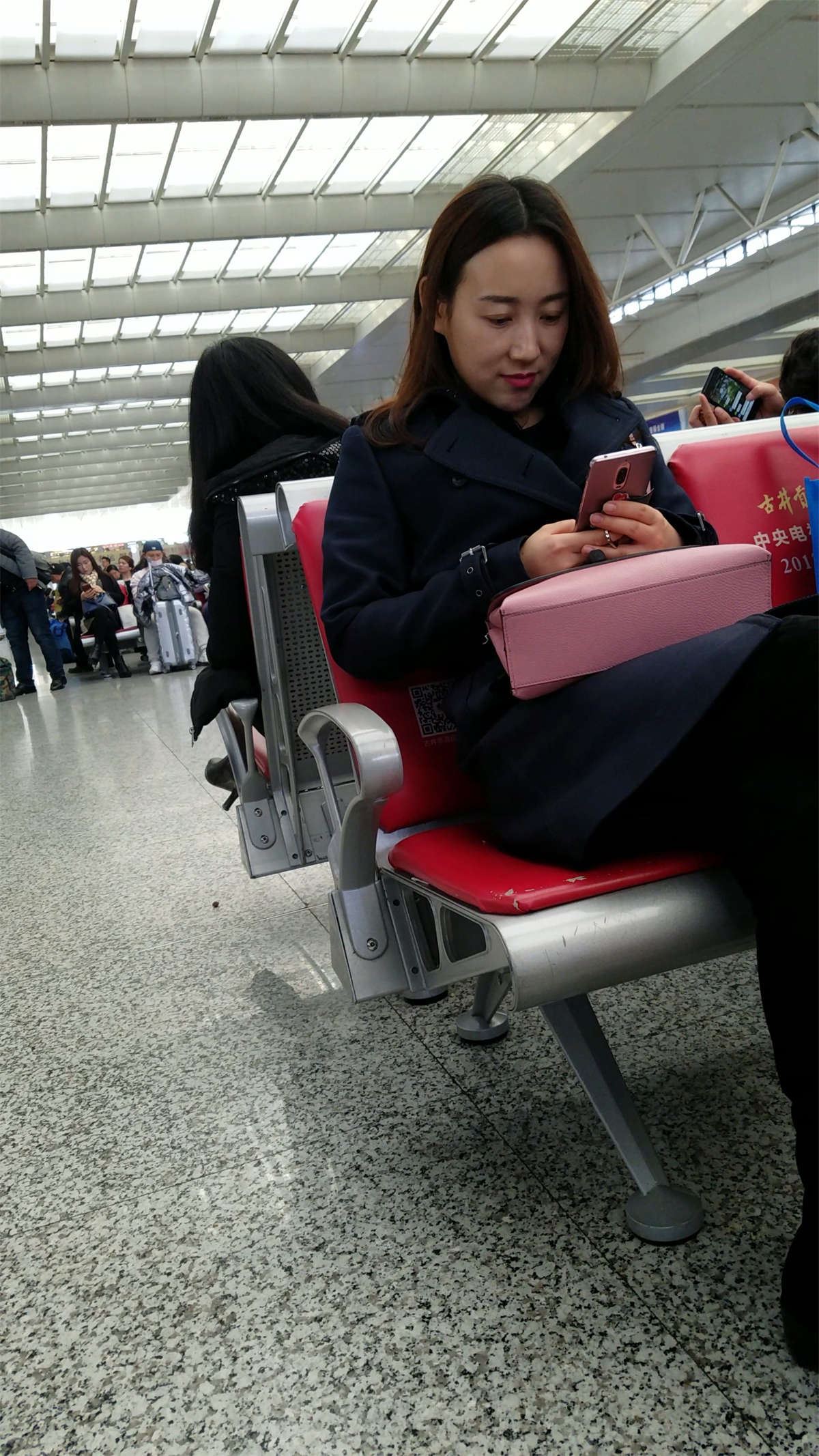 火车站候车室拍摄黑裤金色短裤美妇