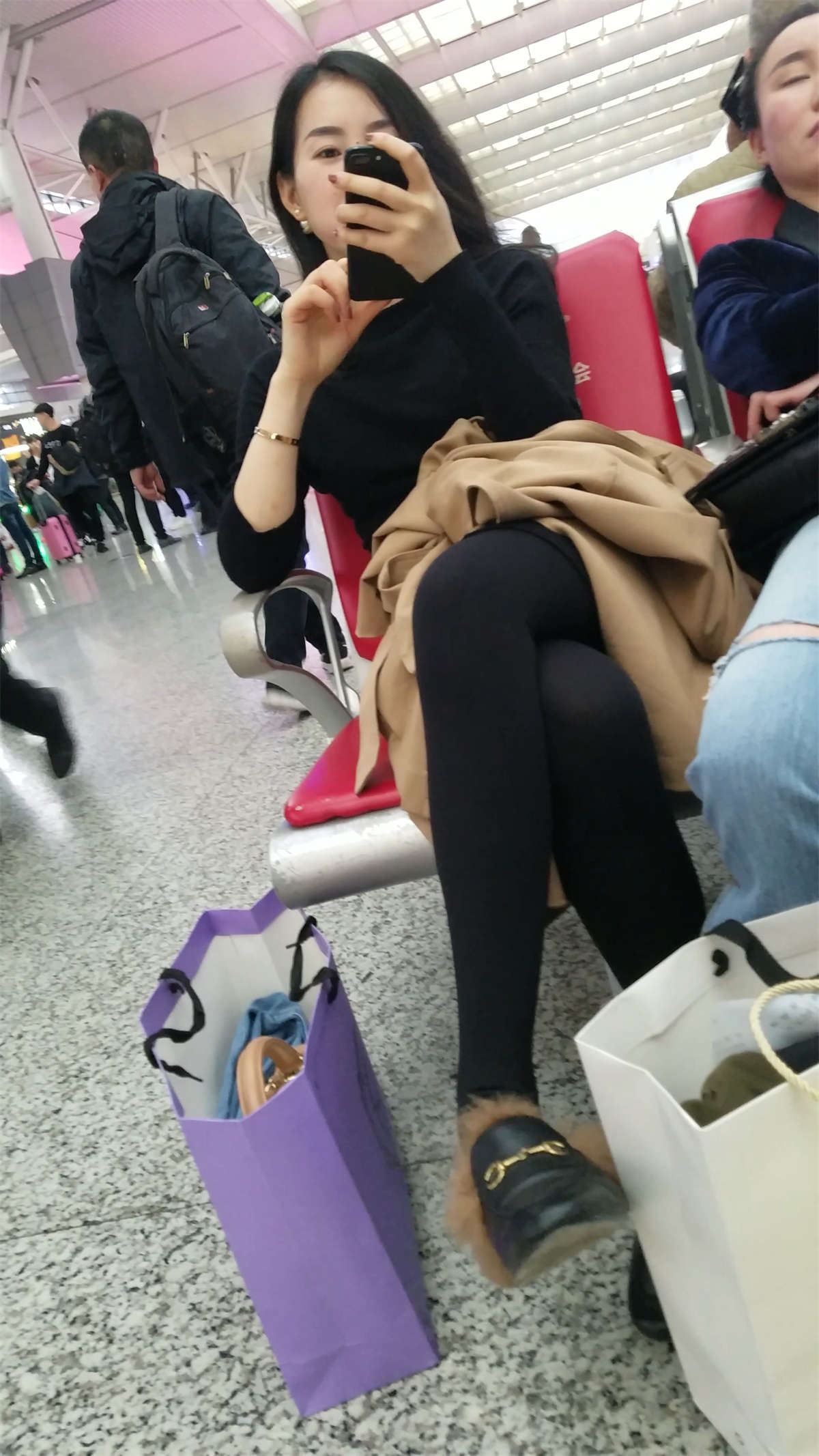 火车站候车的黑色毛衣连衣裙丝袜修长美腿美女