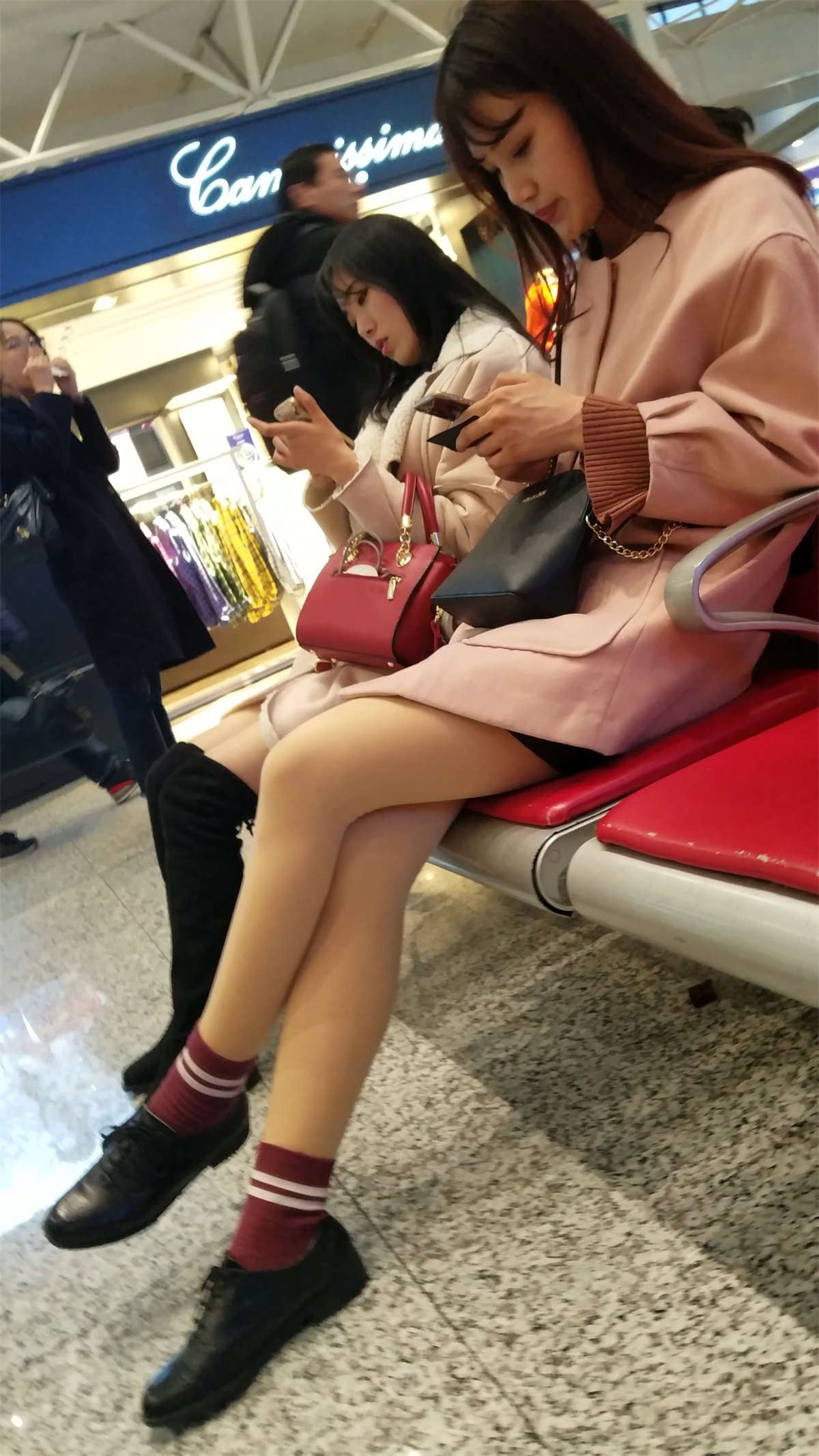 高铁站候车的两个肉色丝袜漂亮美少女