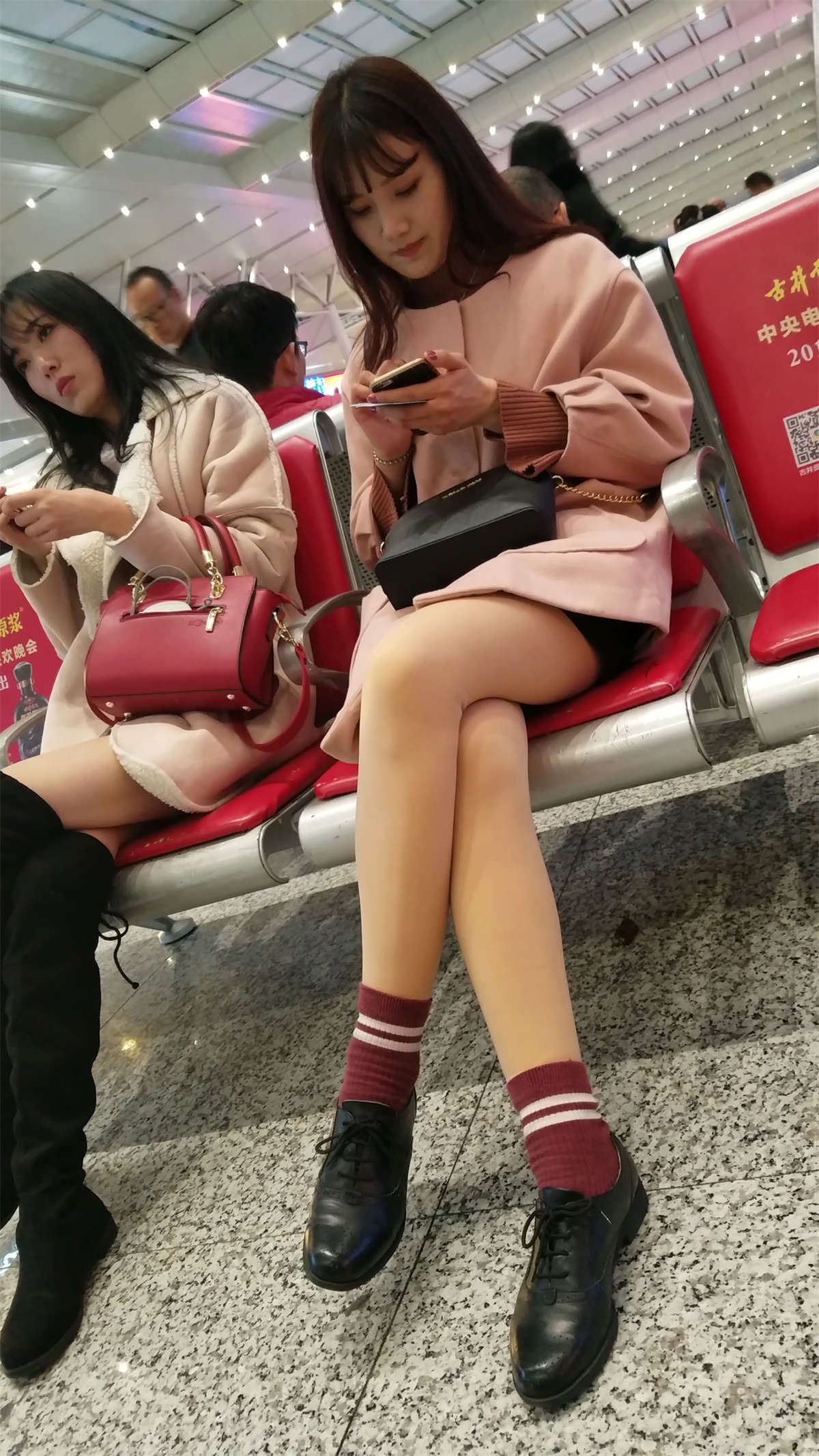 高铁站候车的两个肉色丝袜漂亮美少女