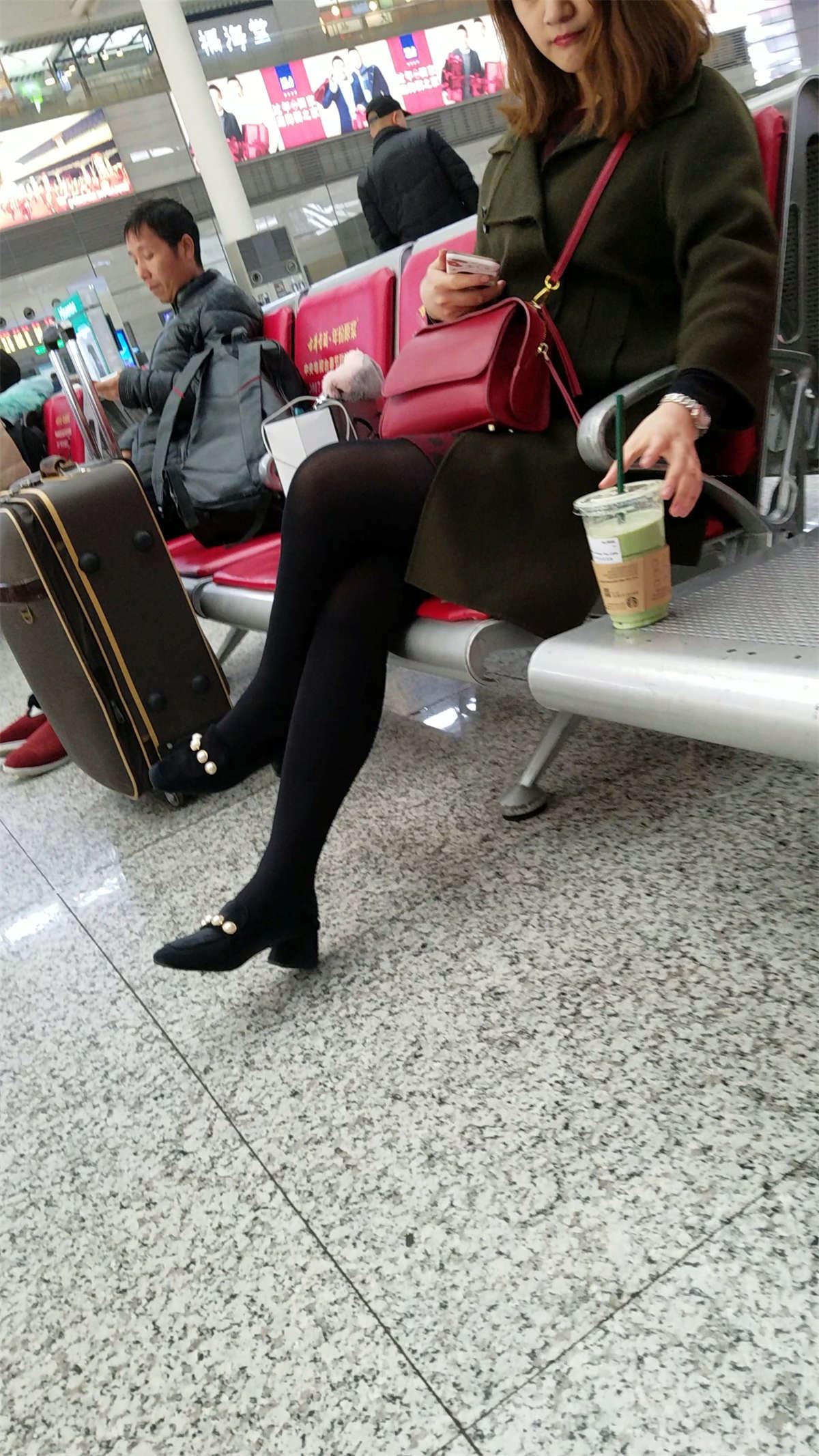 高铁站候车的黑色丝袜极品美腿美少妇
