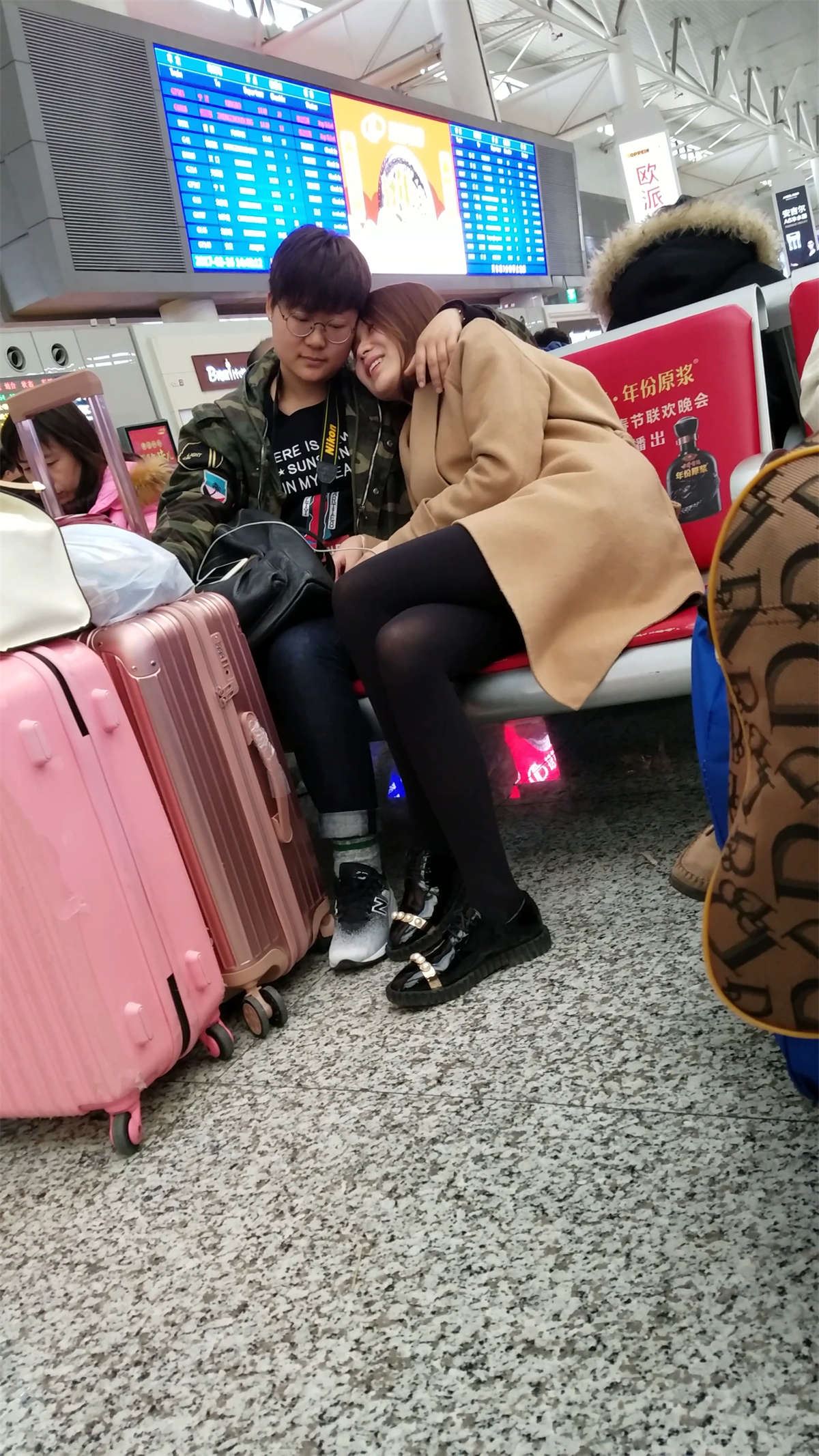高铁站候车的黑色丝袜极品长腿短发美女