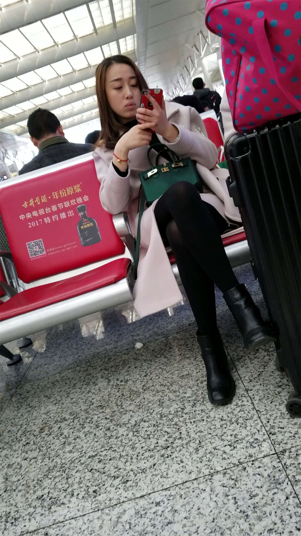 车站候车的黑色丝袜修长美腿少妇