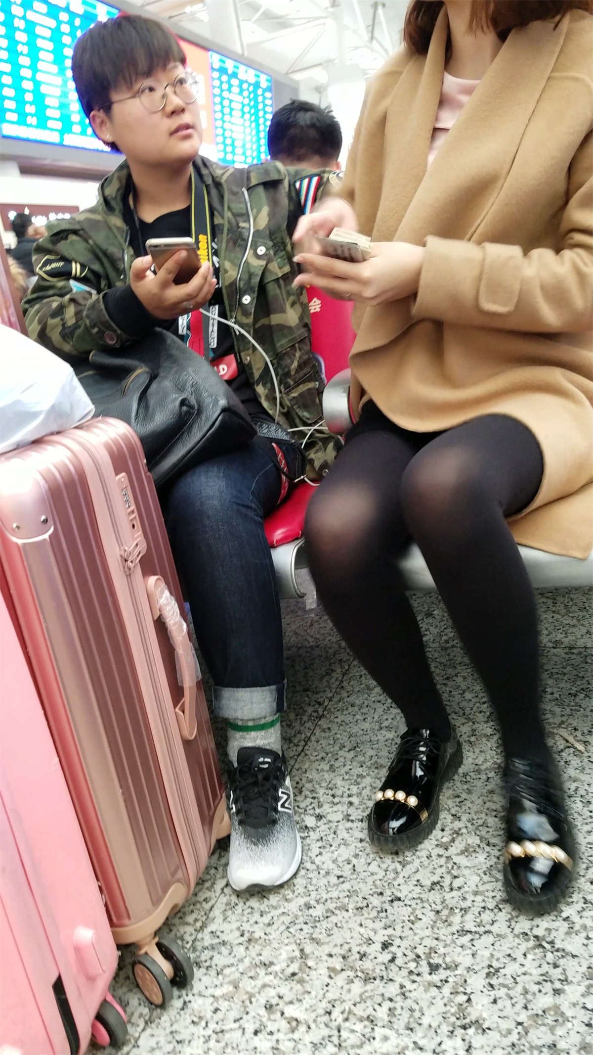 高铁站候车的黑色丝袜极品长腿短发美女