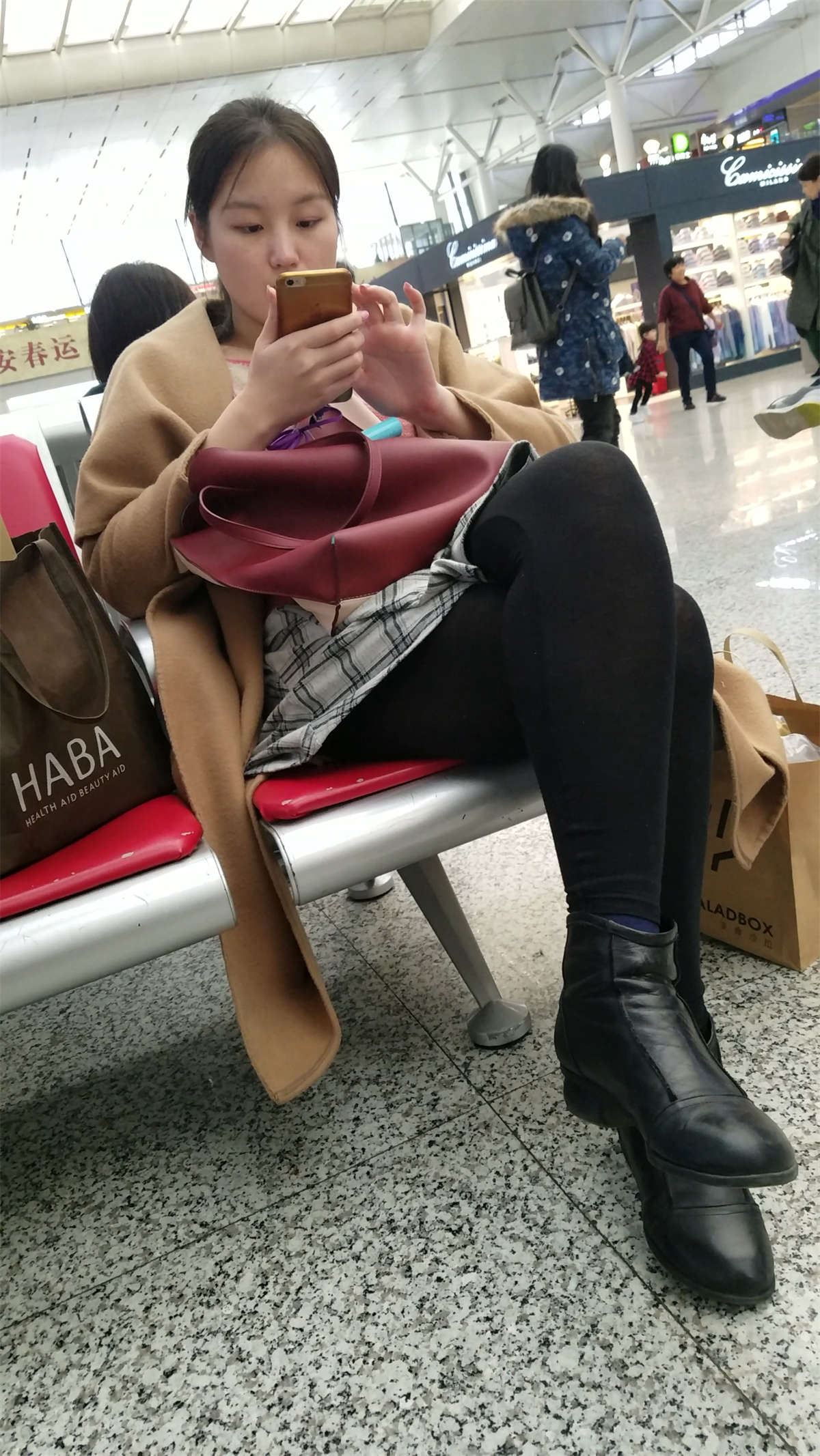 车站候车的黑色丝袜打底裤美少妇玩自拍