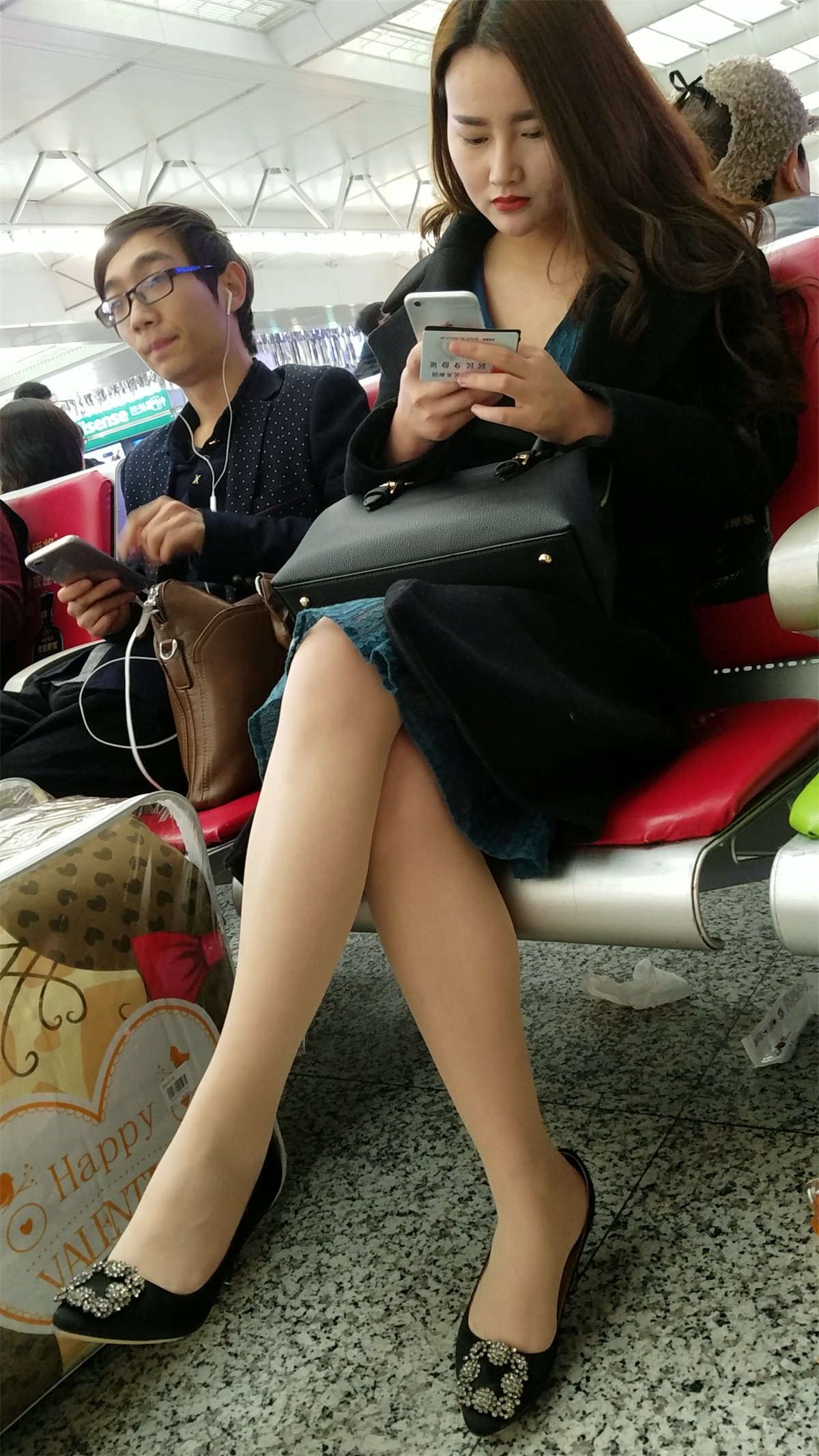高铁站候车的肉丝极品白腿漂亮美少妇
