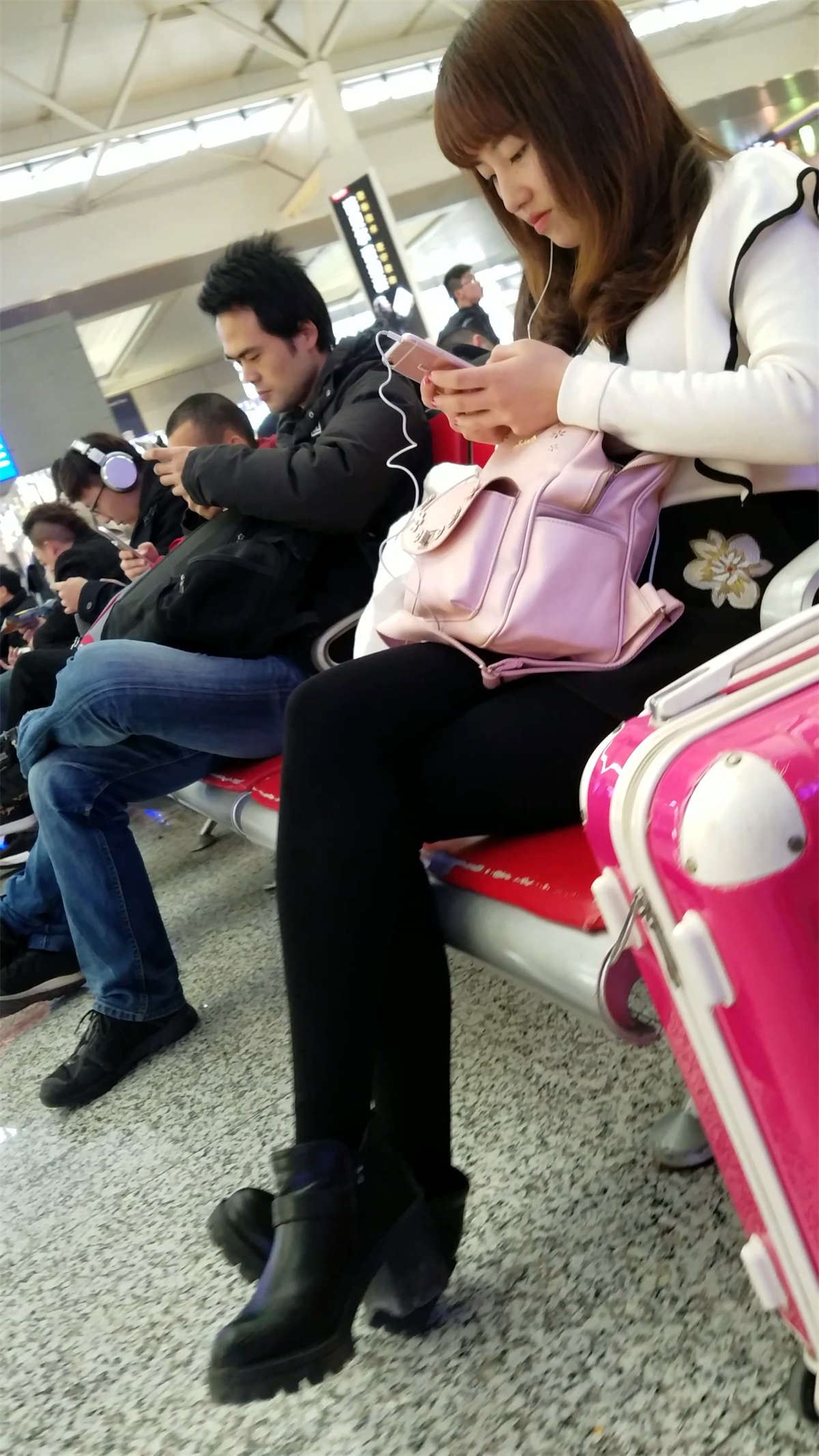 高铁站候车的黑色丝袜性感长腿妹子