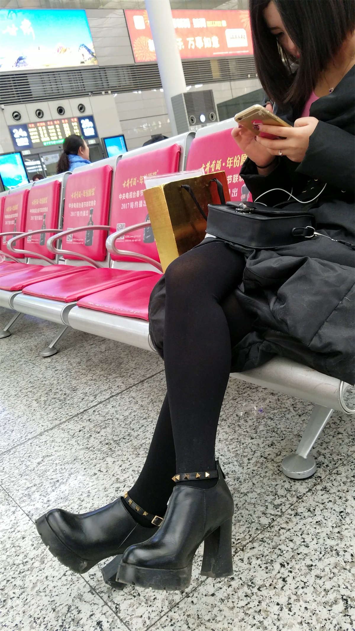 高铁站候车的黑色丝袜短裙短发漂亮少妇