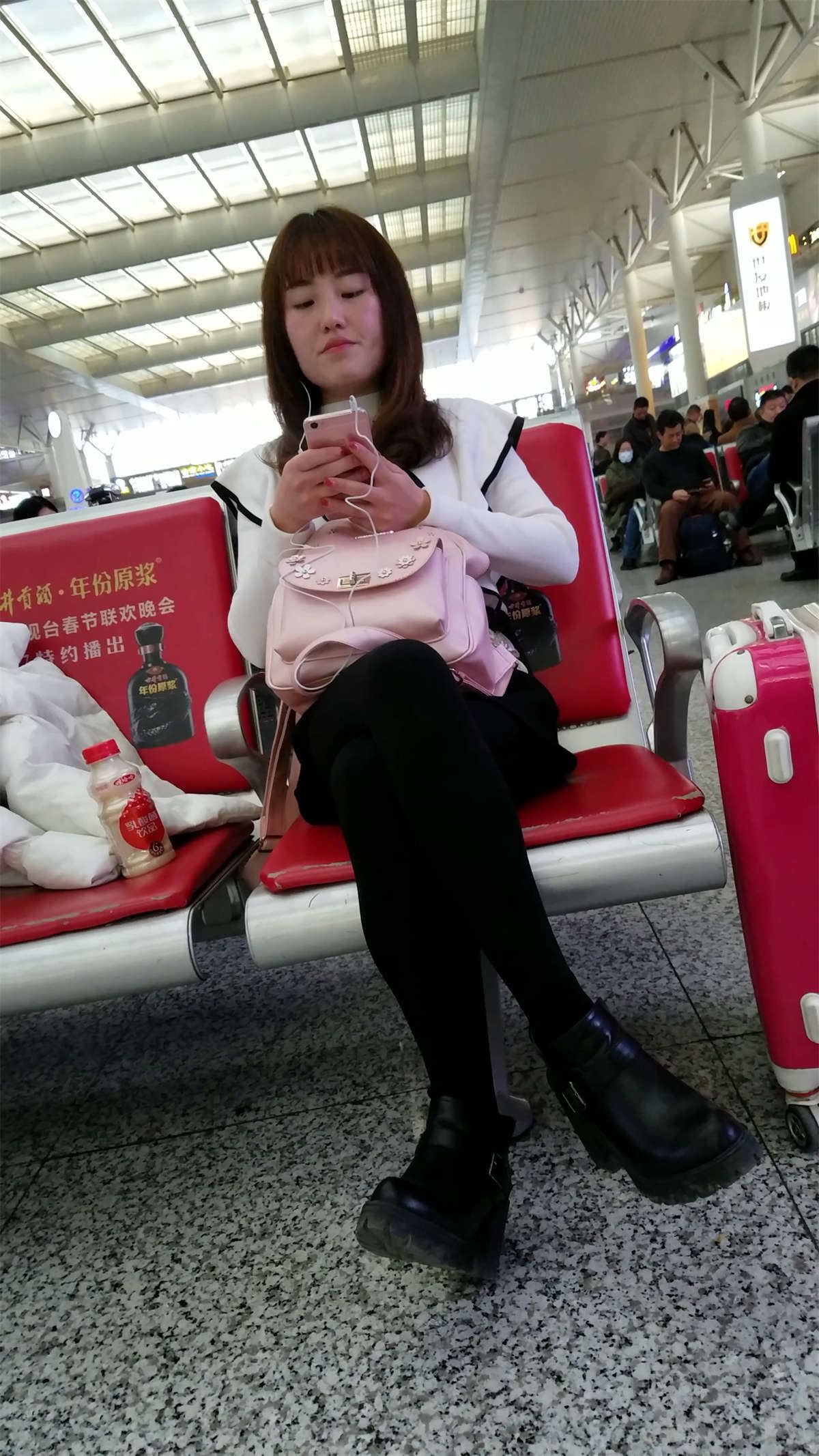 高铁站候车的黑色丝袜性感长腿妹子