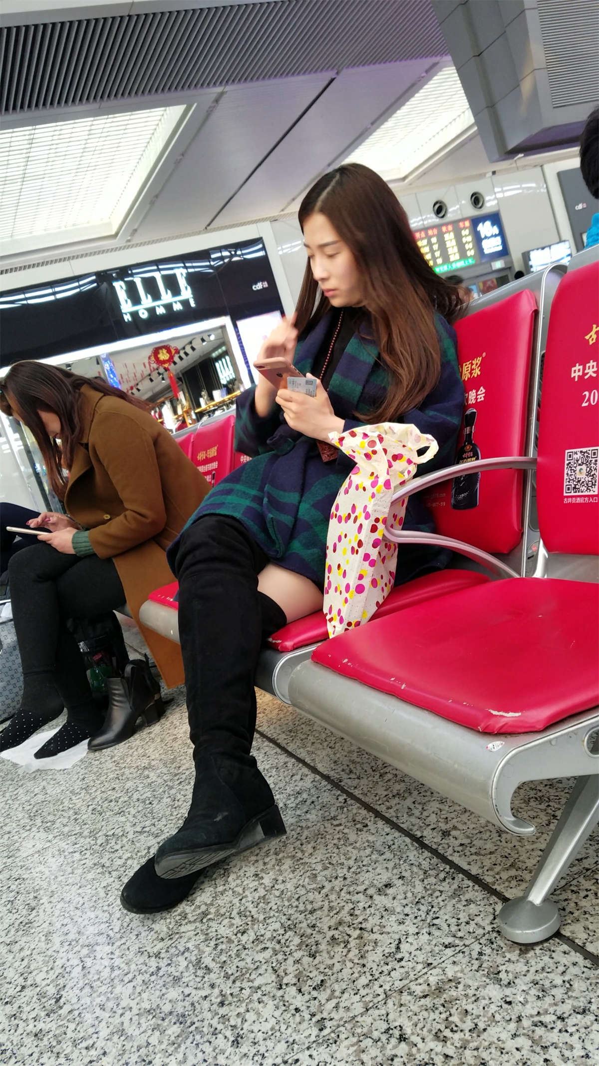 高铁站拍摄黑色高筒靴肉丝长发少妇大长腿