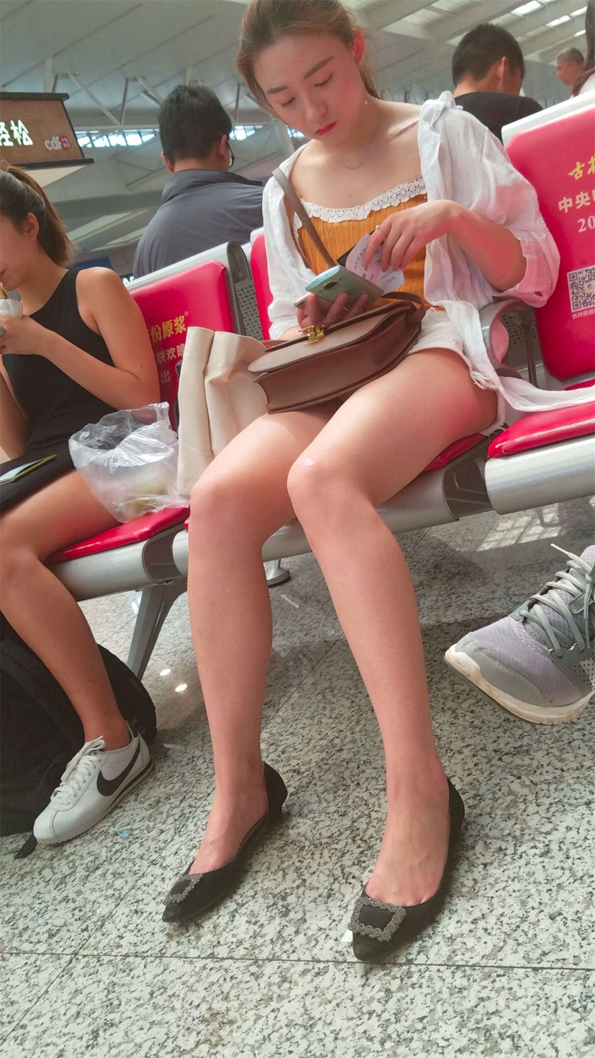 白色衬衫街拍美腿黑鞋
