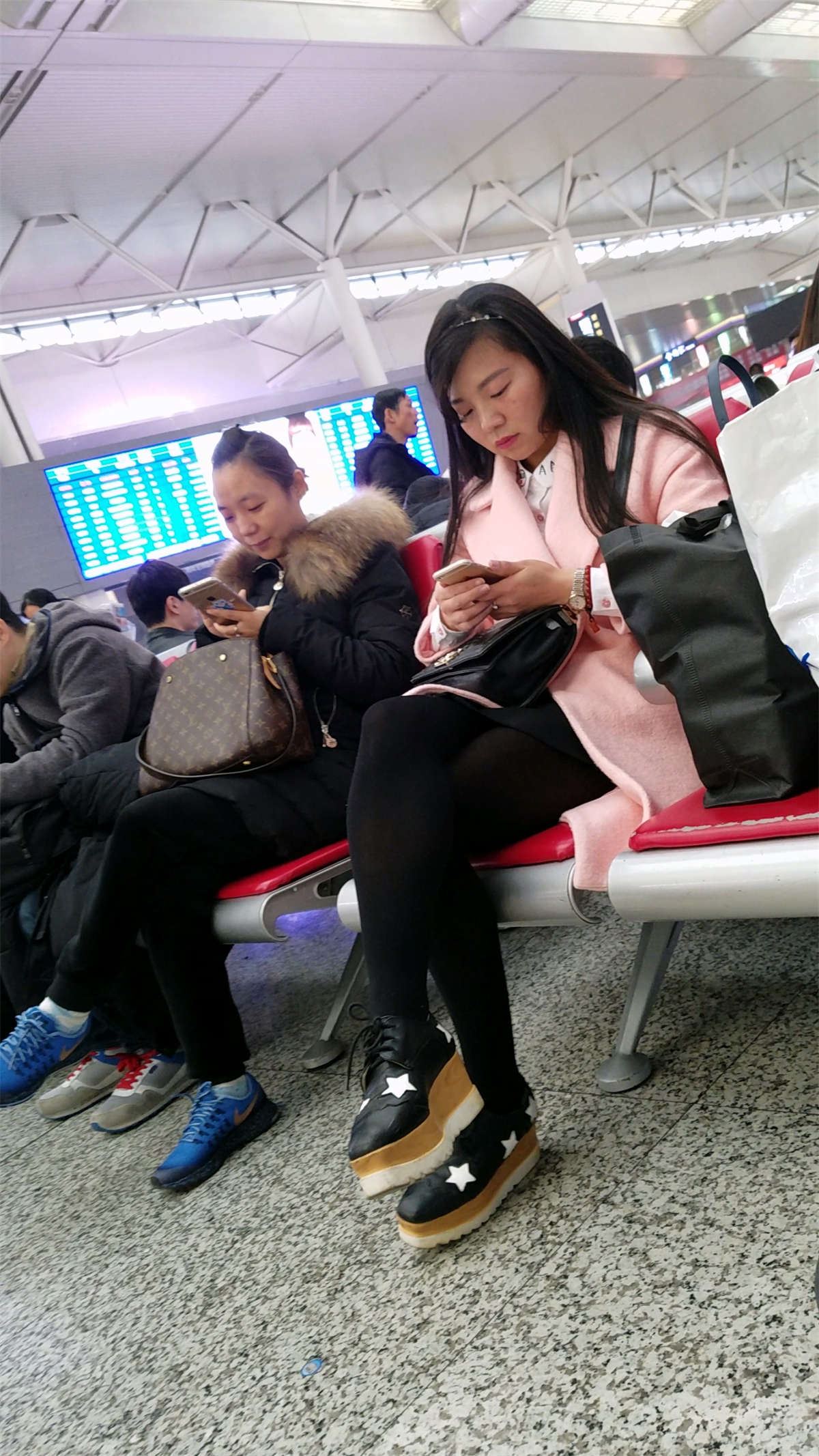 粉色毛呢长外套街拍黑丝美腿姐姐