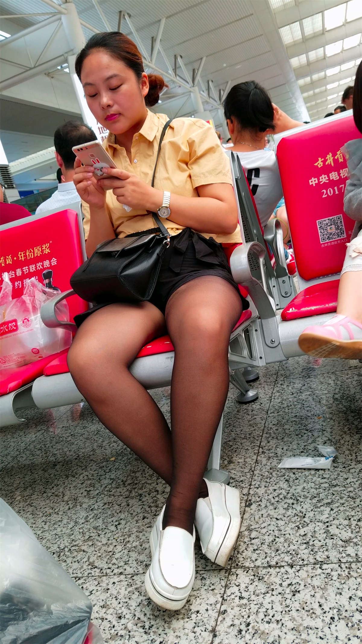 候车室拍摄黄衬衫街拍黑丝性感美腿