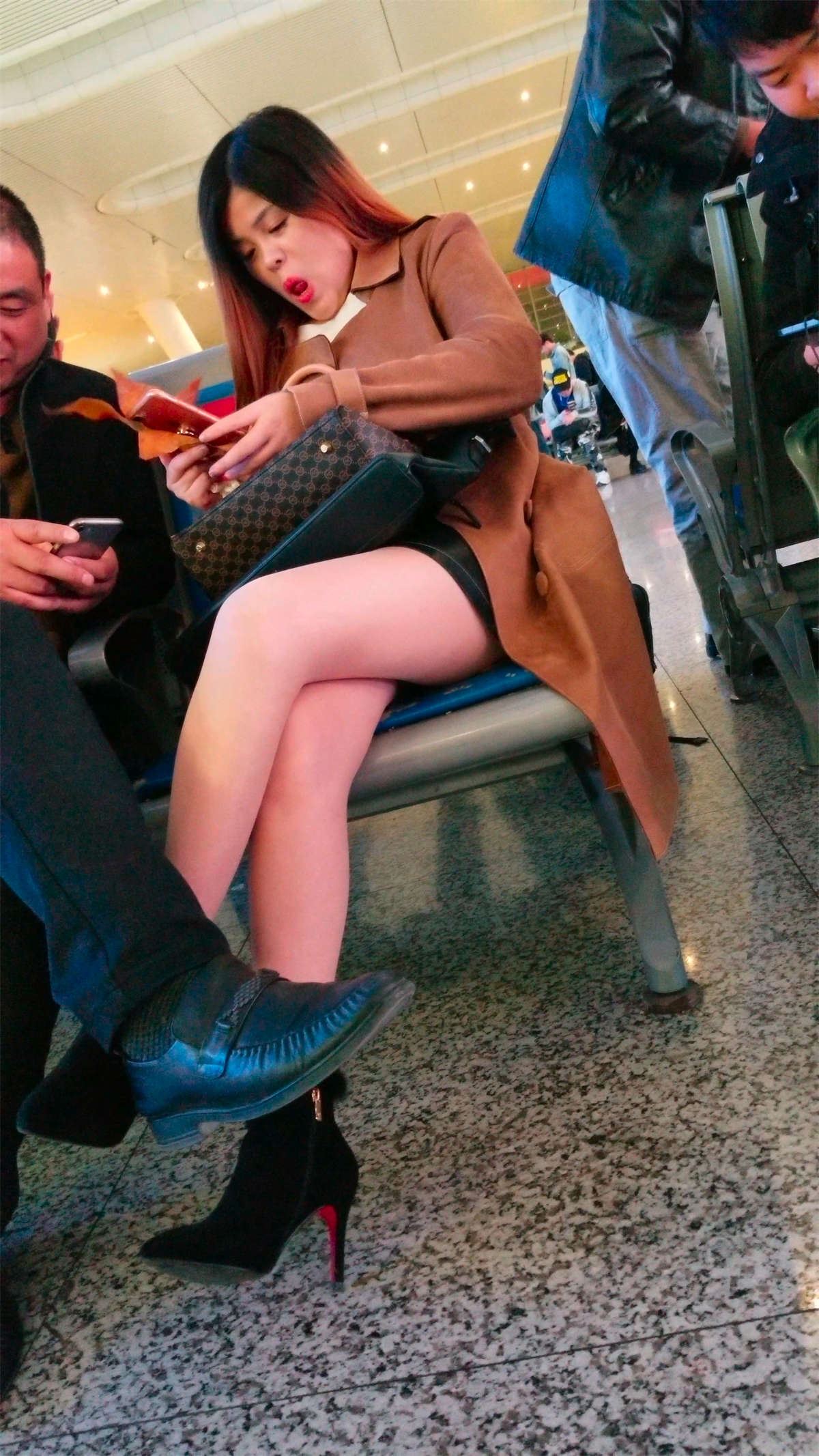 候车室的长外套街拍肉丝长腿熟女