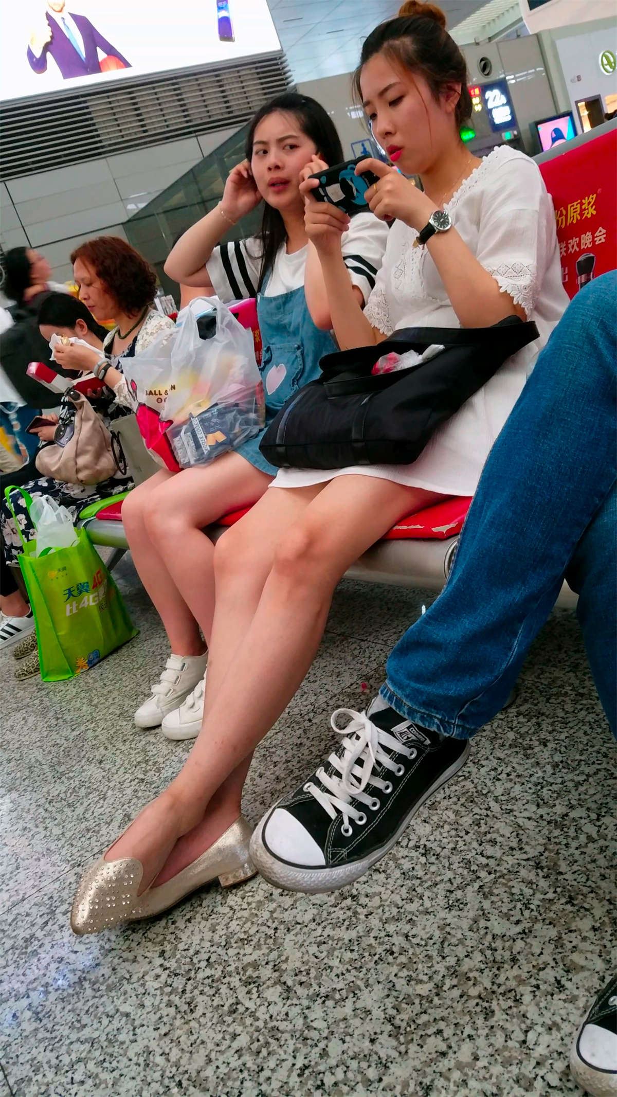 白色连衣裙性感大长腿天生丽质街拍美女