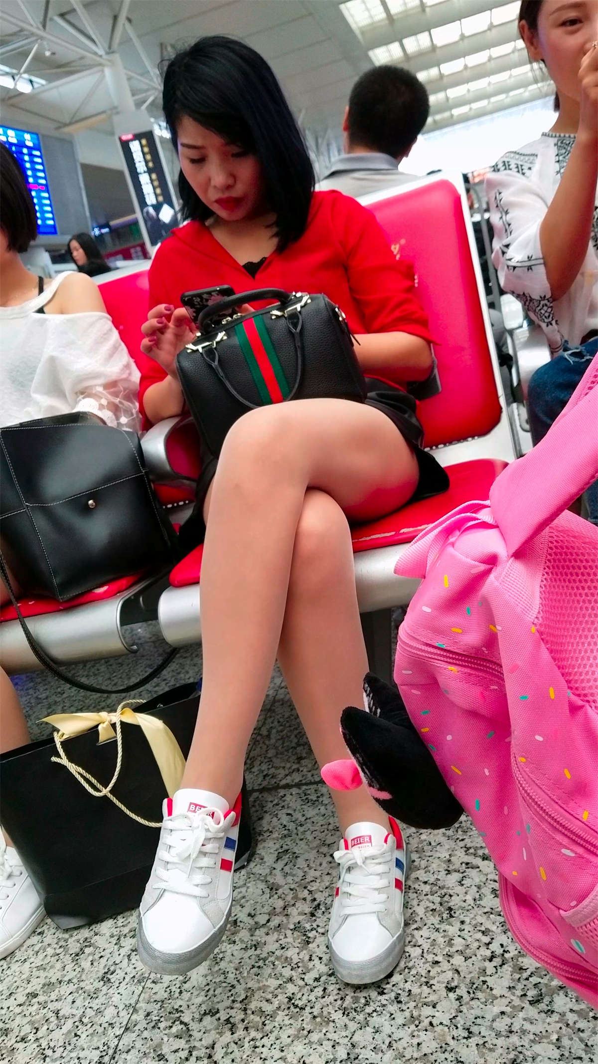 红衣短裙白皙街拍丝袜美女