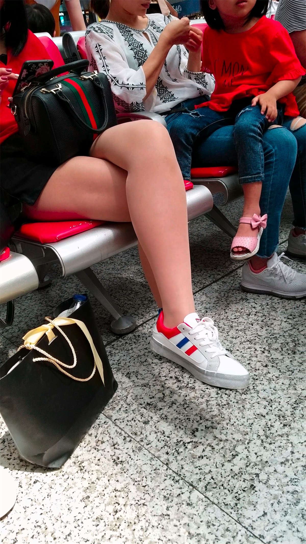 红衣短裙白皙街拍丝袜美女