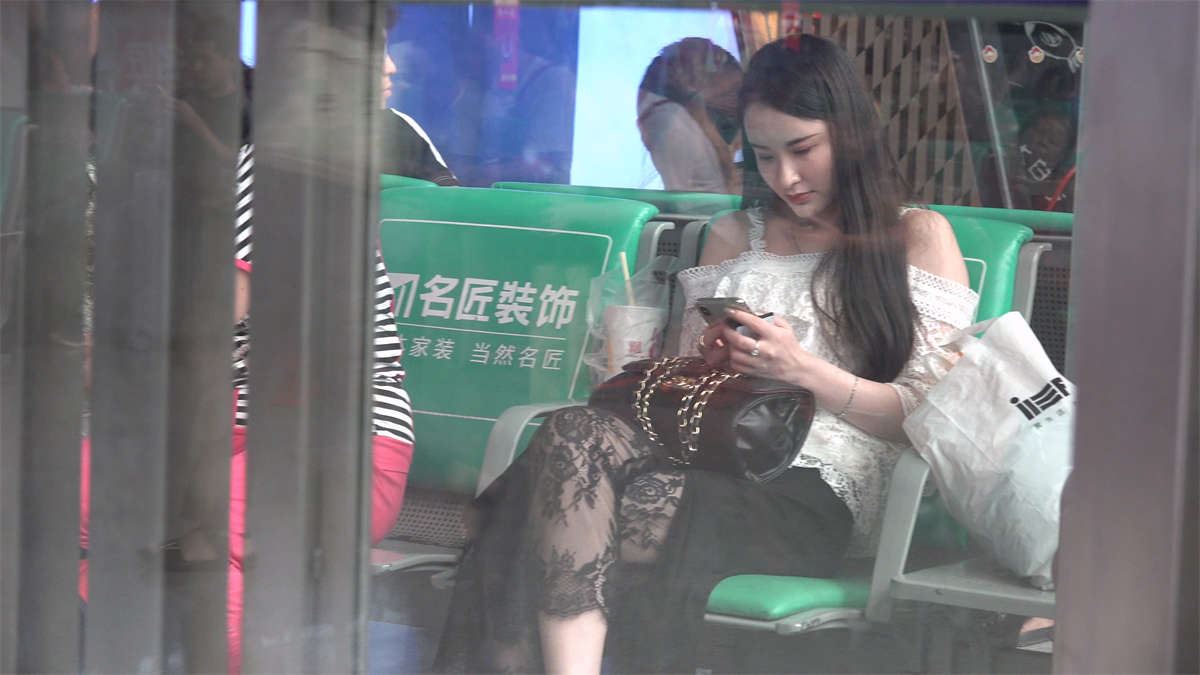 长发美女等车的优美场景