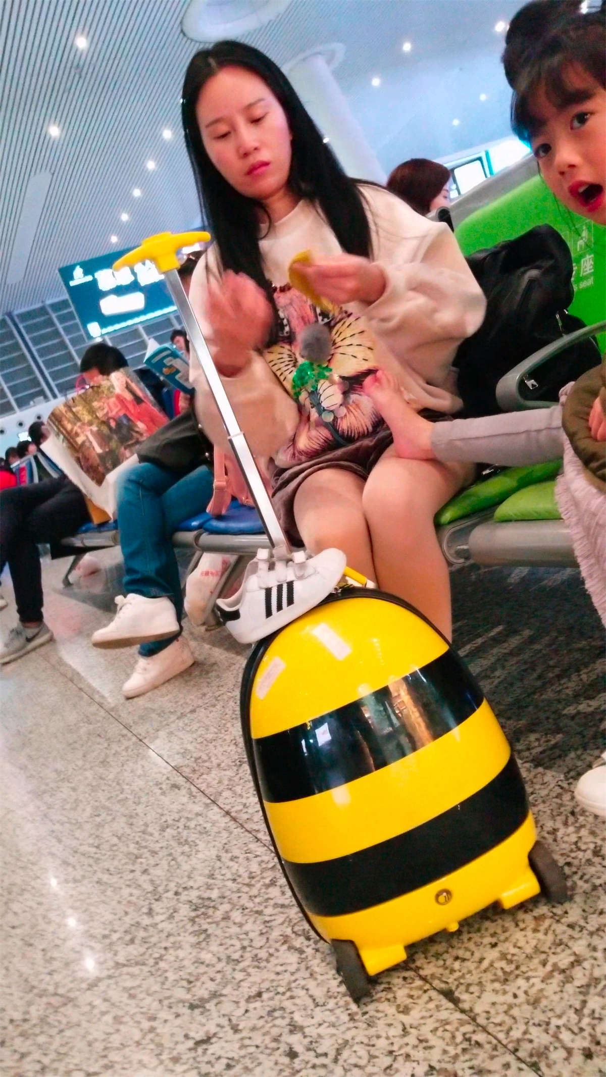 街拍肉丝可爱美女姐姐