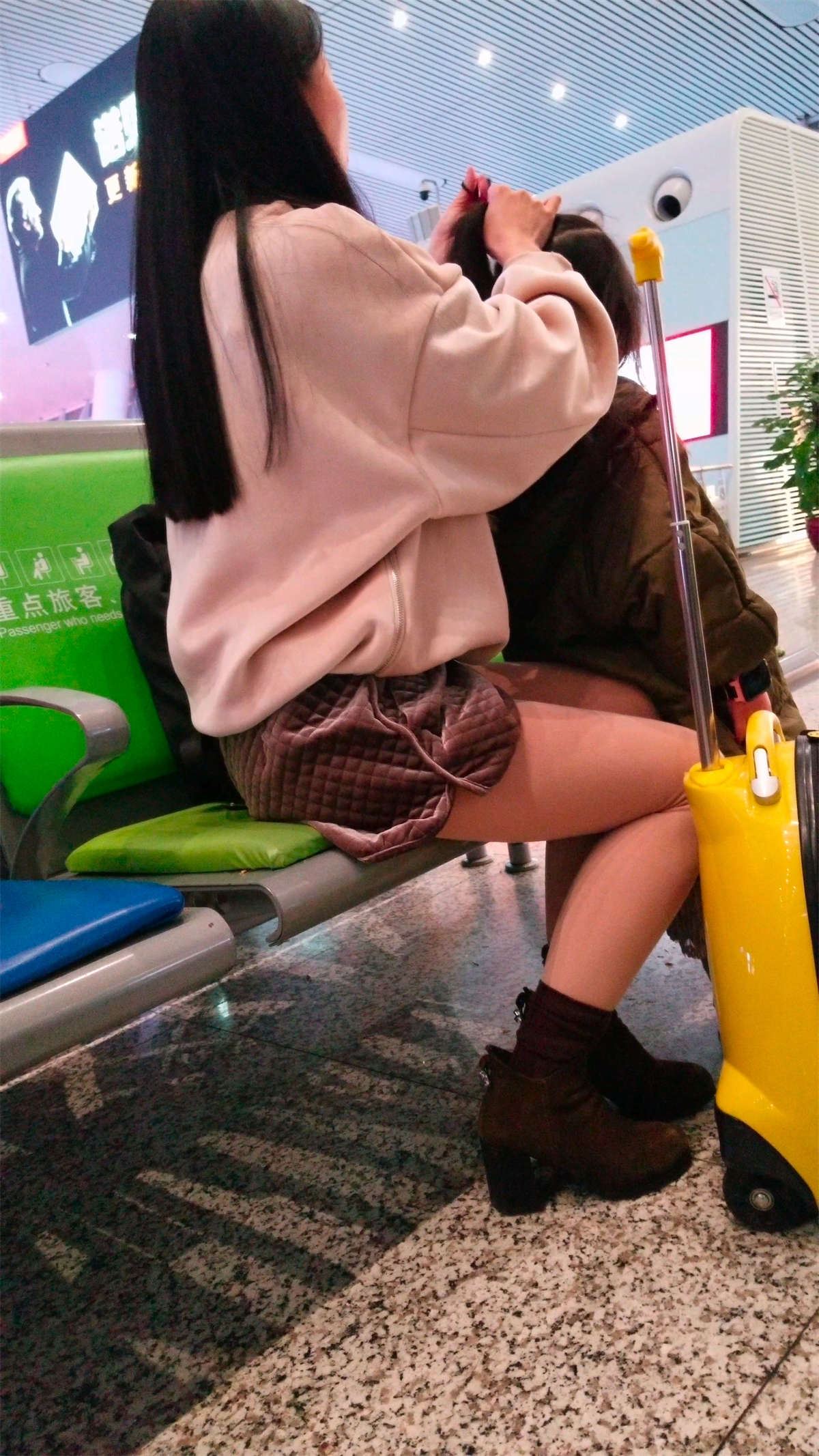 街拍肉丝可爱美女姐姐