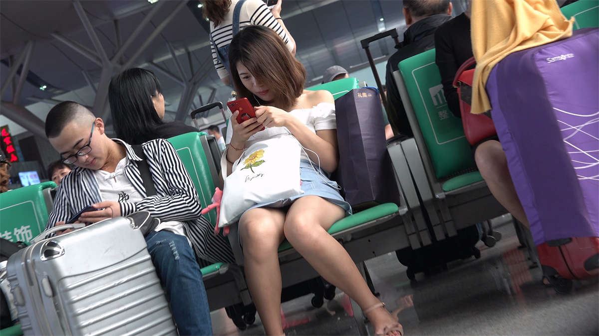 候车室的长发披肩美女