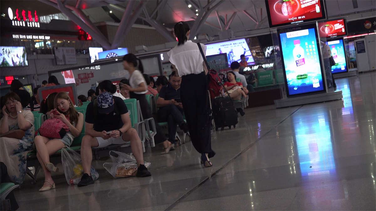 高铁等车的白色纯情的美女