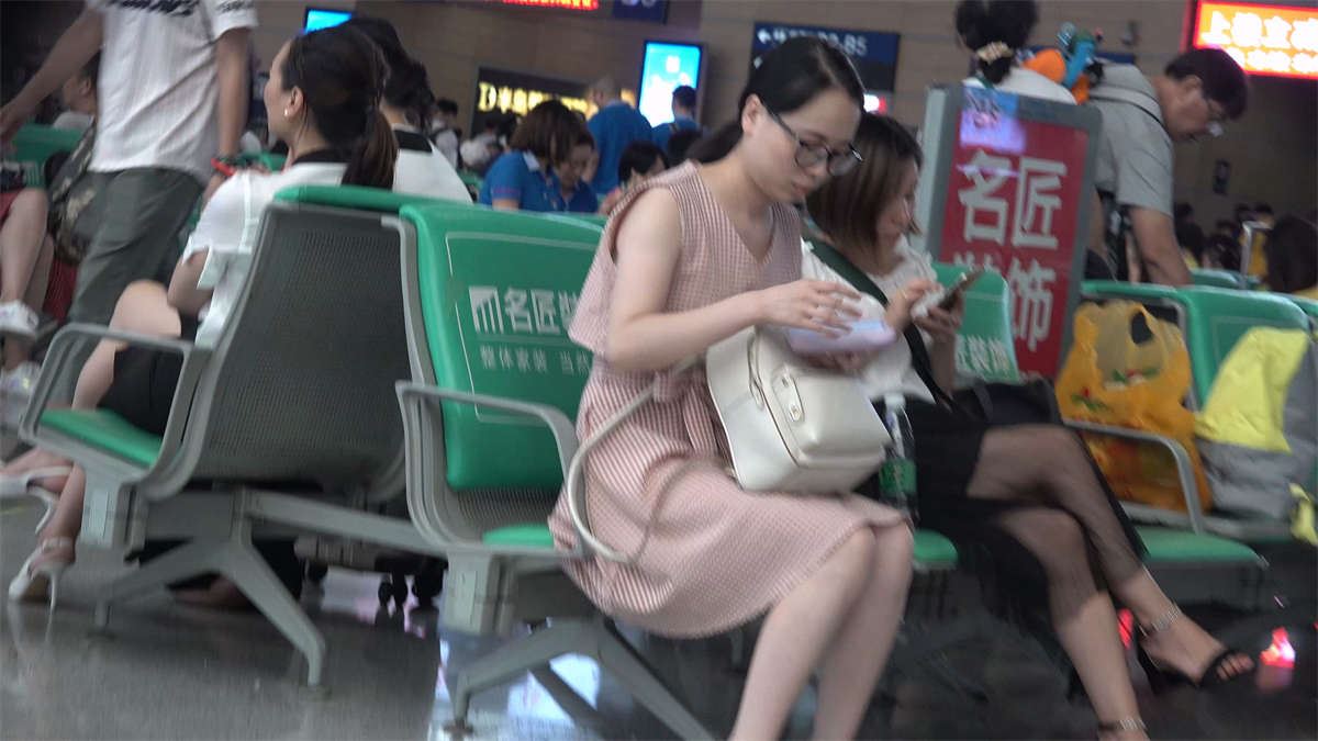 候车室里的美女翘起美脚玩鞋子