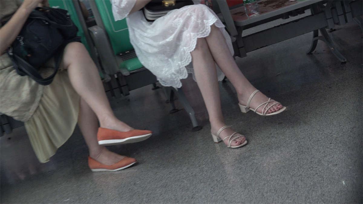 候车室里的美女