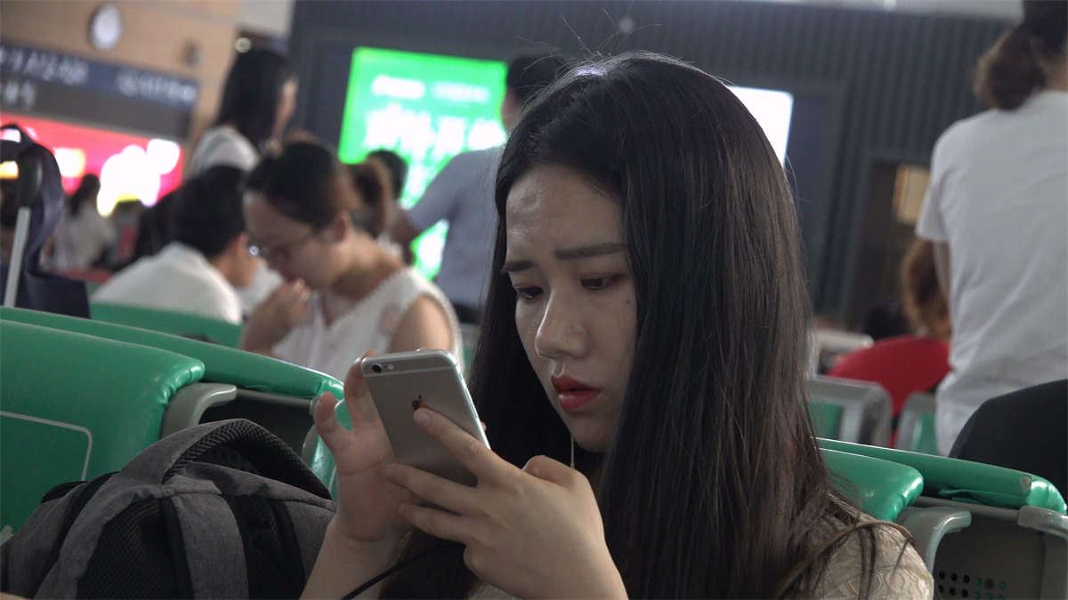 在等车时等车翘起来双脚