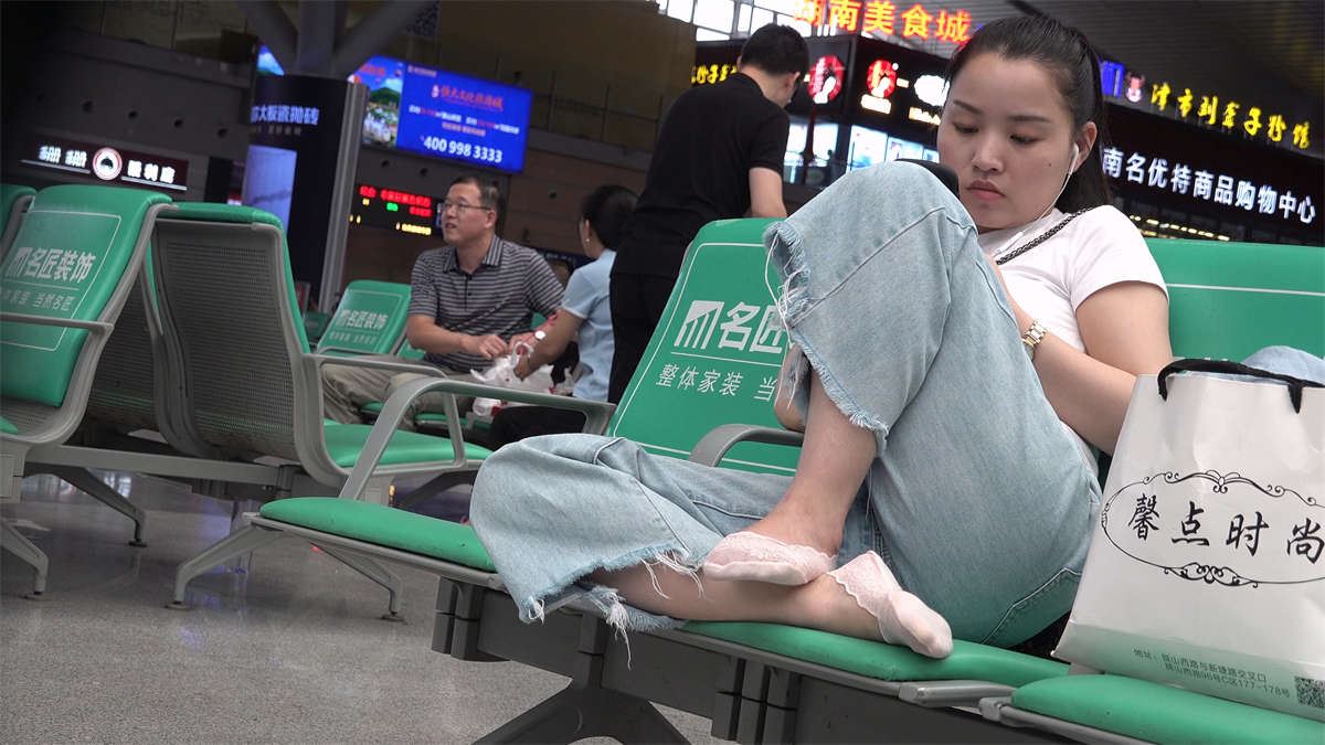 候车室里的蕾丝袜美女