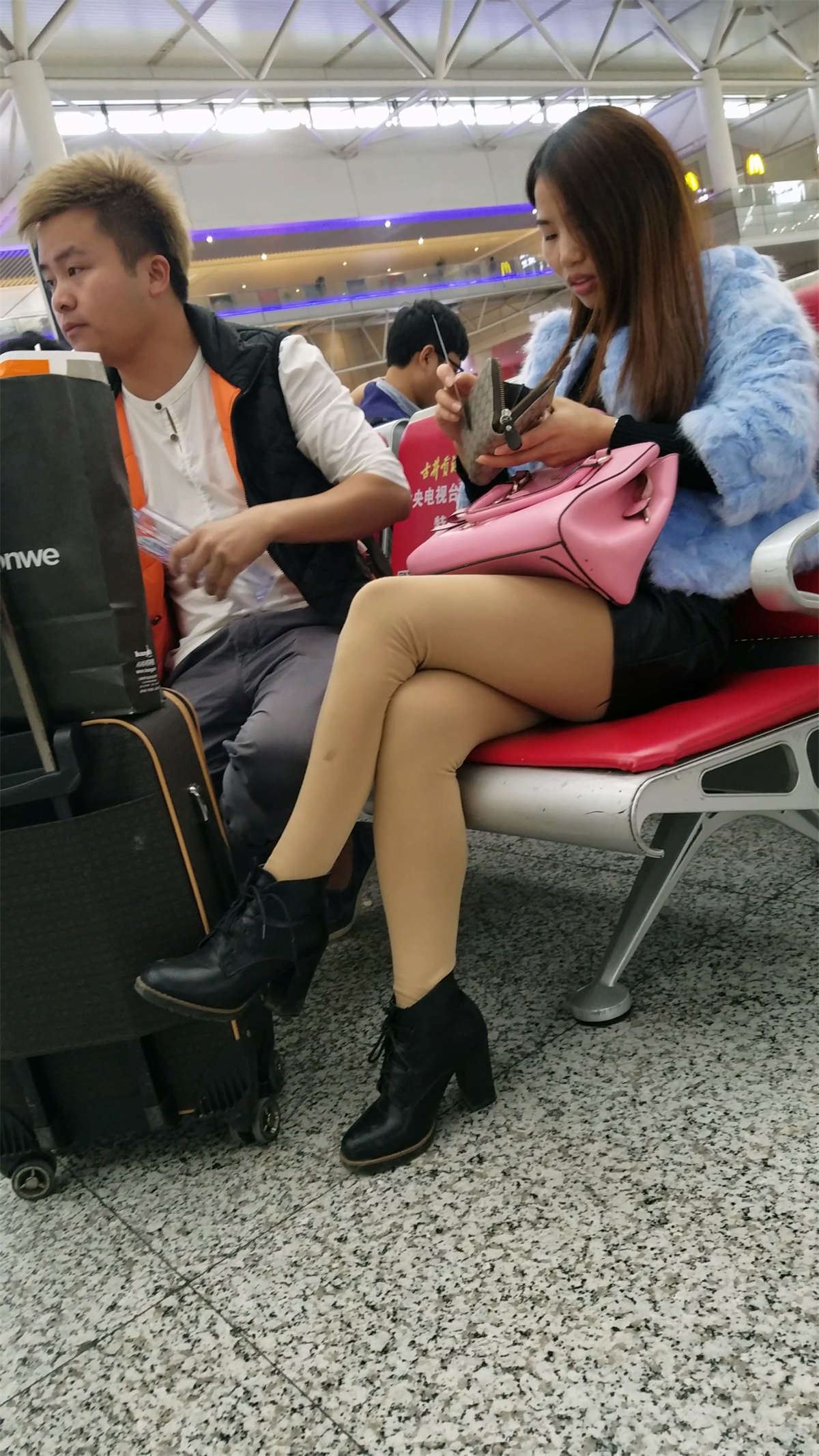 高铁站等车的肉色丝袜黑色紧绷短裤长发妹子
