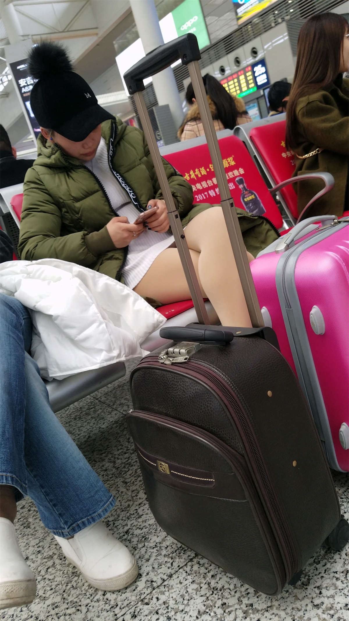 车站候车的肉色丝袜白色毛衣连衣裙少妇